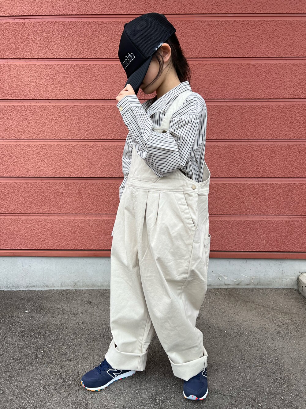 ホワイト系のシャツ/ブラウス、ホワイト系のサロペット/オーバーオール、ブルー系のスニーカーを着用したキッズの春コーディネートの1枚目の写真