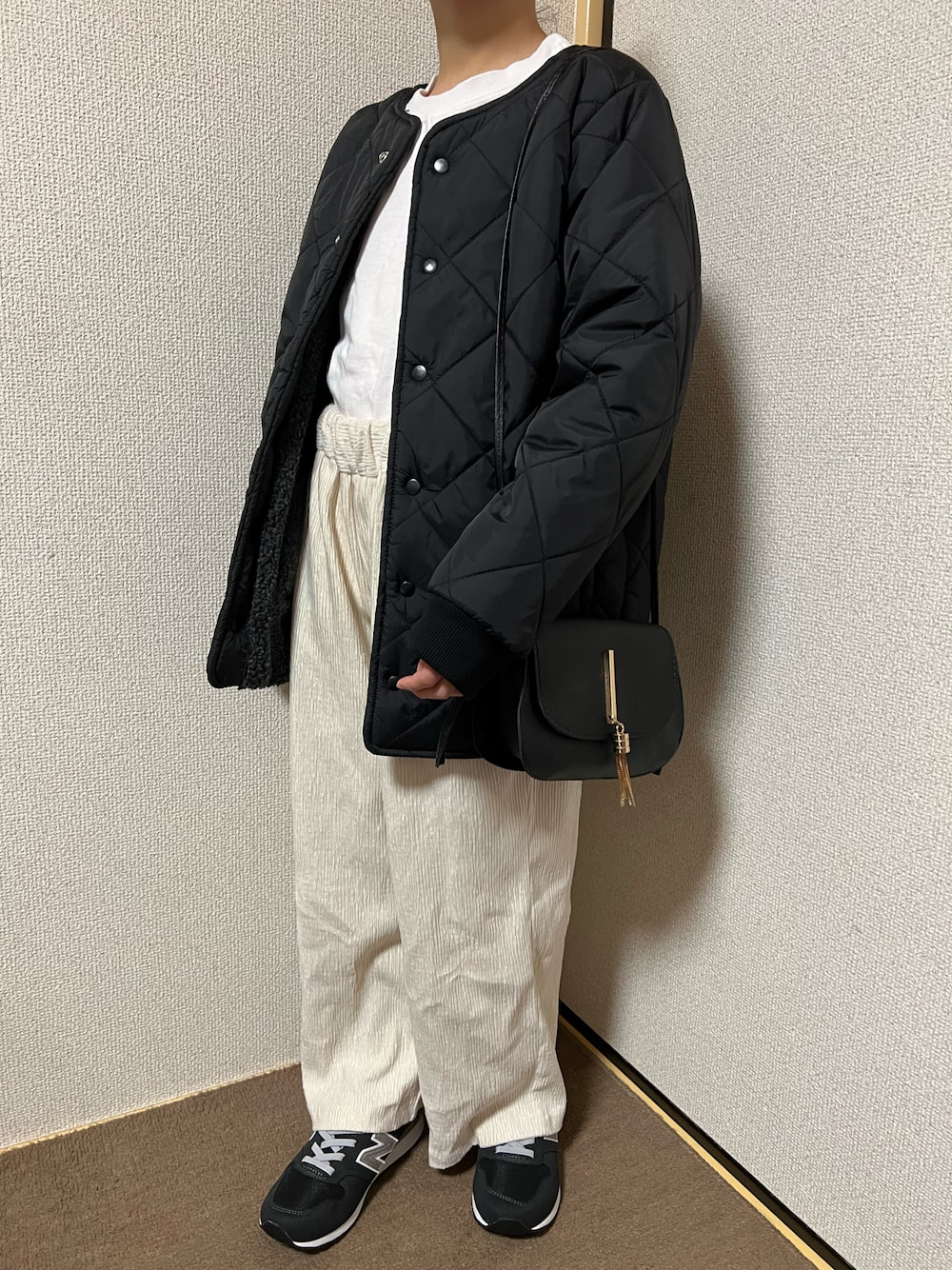 「キッズコーデ、女の子、キルティング、パンツスタイル、スニーカー、ロンT、ショルダーバッグ、モノトーン、カジュアル、シンプル、ブラック、ホワイト、秋冬コーデ、ゴールド、ブルゾン」｜「OMNESのキッズ リバーシブルキルティングボアジャケット（ブルゾン、ブラック系）」を使った、Yu-&Ri-(多忙のため不定期投稿)さん（キッズ・127cm）の秋コーディネートの1枚目の写真