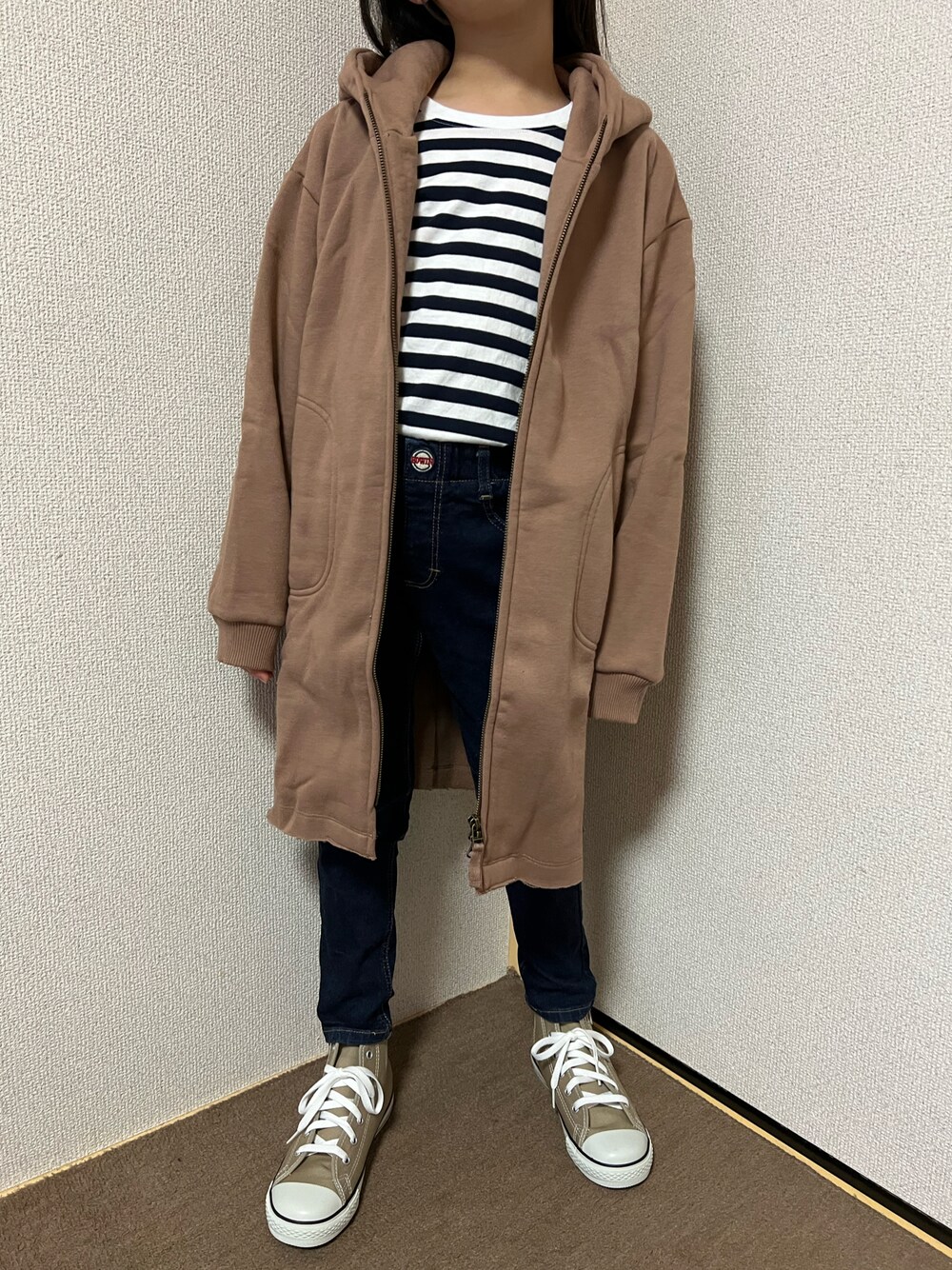 「キッズコーデ、キッズファッション、女の子、ビッグシルエット、カジュアル、カジュアルコーデ、シンプル、秋冬コーデ、ボーダー、ロンT、パーカー、デニム、パンツスタイル、スニーカー、ベージュ」｜「無印良品のアイテム（Tシャツ/カットソー、その他）」を使った、Yu-&Ri-(多忙のため不定期投稿)さん（キッズ・127cm）の秋コーディネートの1枚目の写真