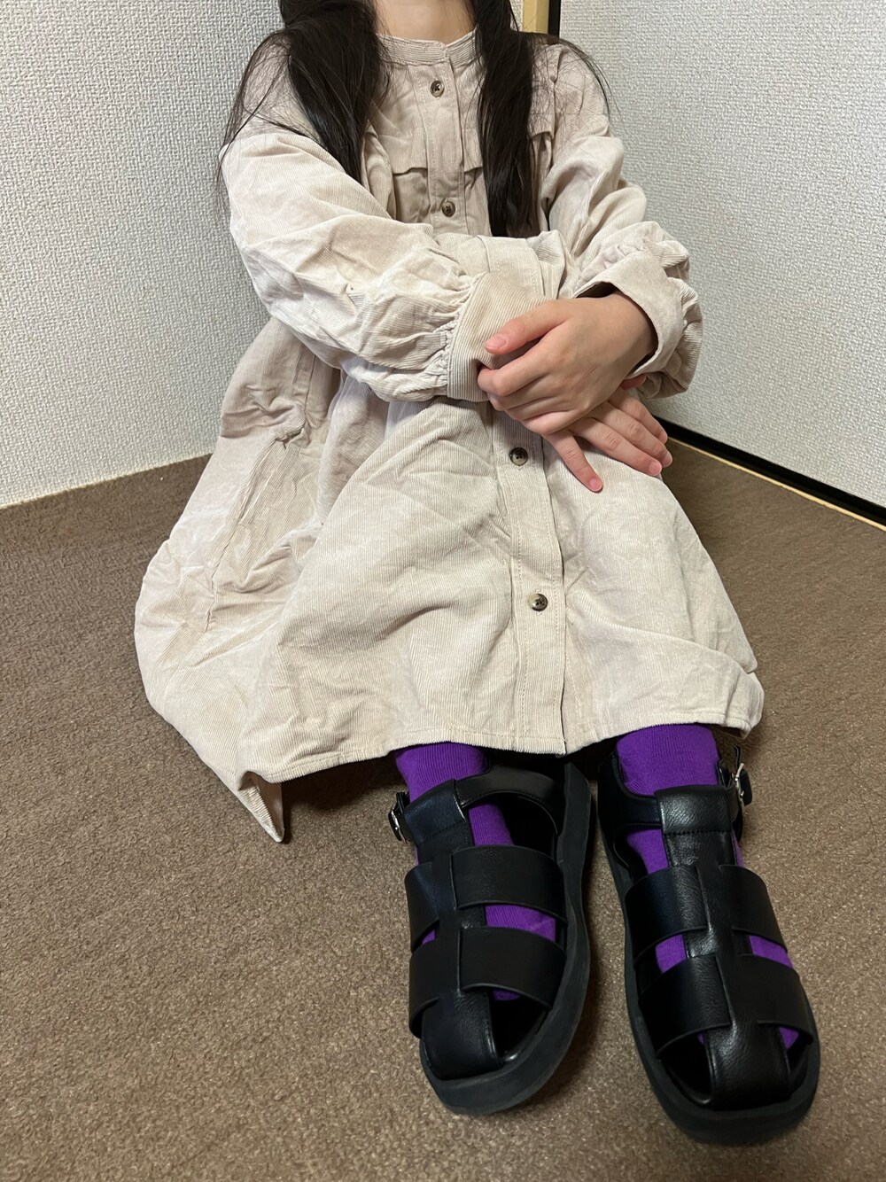 「キッズコーデ、秋コーデ、秋服準備はじめました、淡色コーデ、コーデュロイ、ワンピース、カラーソックス、グルカサンダル、ベージュ、パープル、ブラック、BREEZE、LOWRYS FARM、ローリーズファーム(LOWRYS FARM)、green label relaxing」｜「BREEZEのコーデュロイシャツワンピース（シャツワンピース、ホワイト系）」を使った、Yu-&Ri-(多忙のため不定期投稿)さん（キッズ・124cm）の秋コーディネートの1枚目の写真