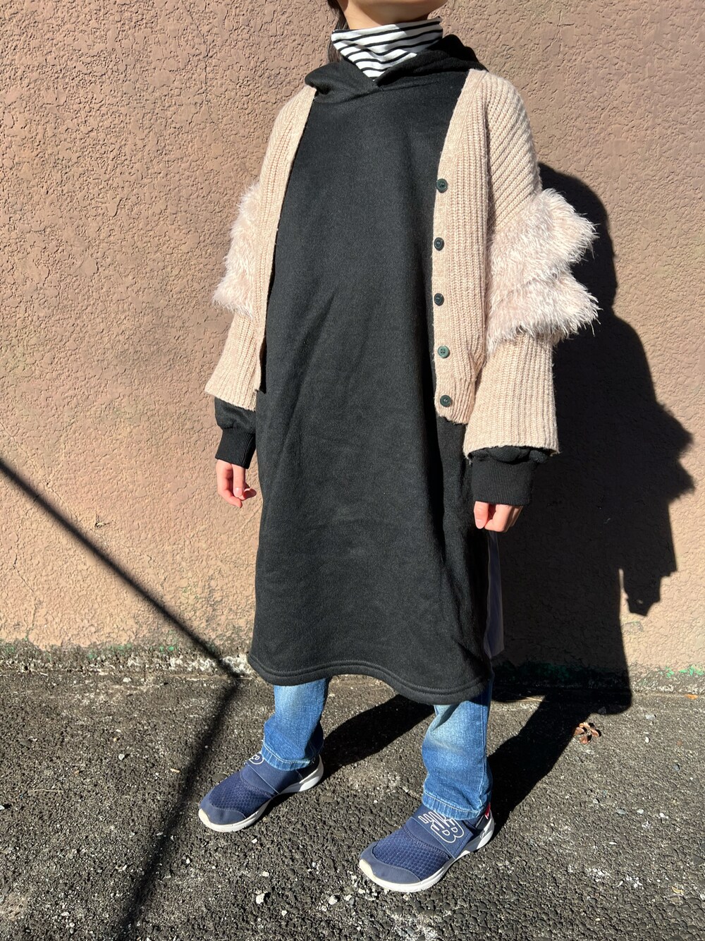 「ワンピース、着回しコーデ、スニーカー、デニムパンツ、カーディガン、タートルネック、おしゃれさんと繋がりたい、女の子、Right-on、CIAOPANIC TYPY、New Balance、bee des bee、レイヤードスタイル、ブラック、休日スタイル」｜「Bee des Beeの【裏起毛】バックプリーツ パーカーワンピース（ワンピース、ブラック系）」を使った、Yu-&Ri-(多忙のため不定期投稿)さん（キッズ・120cm）の冬コーディネートの1枚目の写真