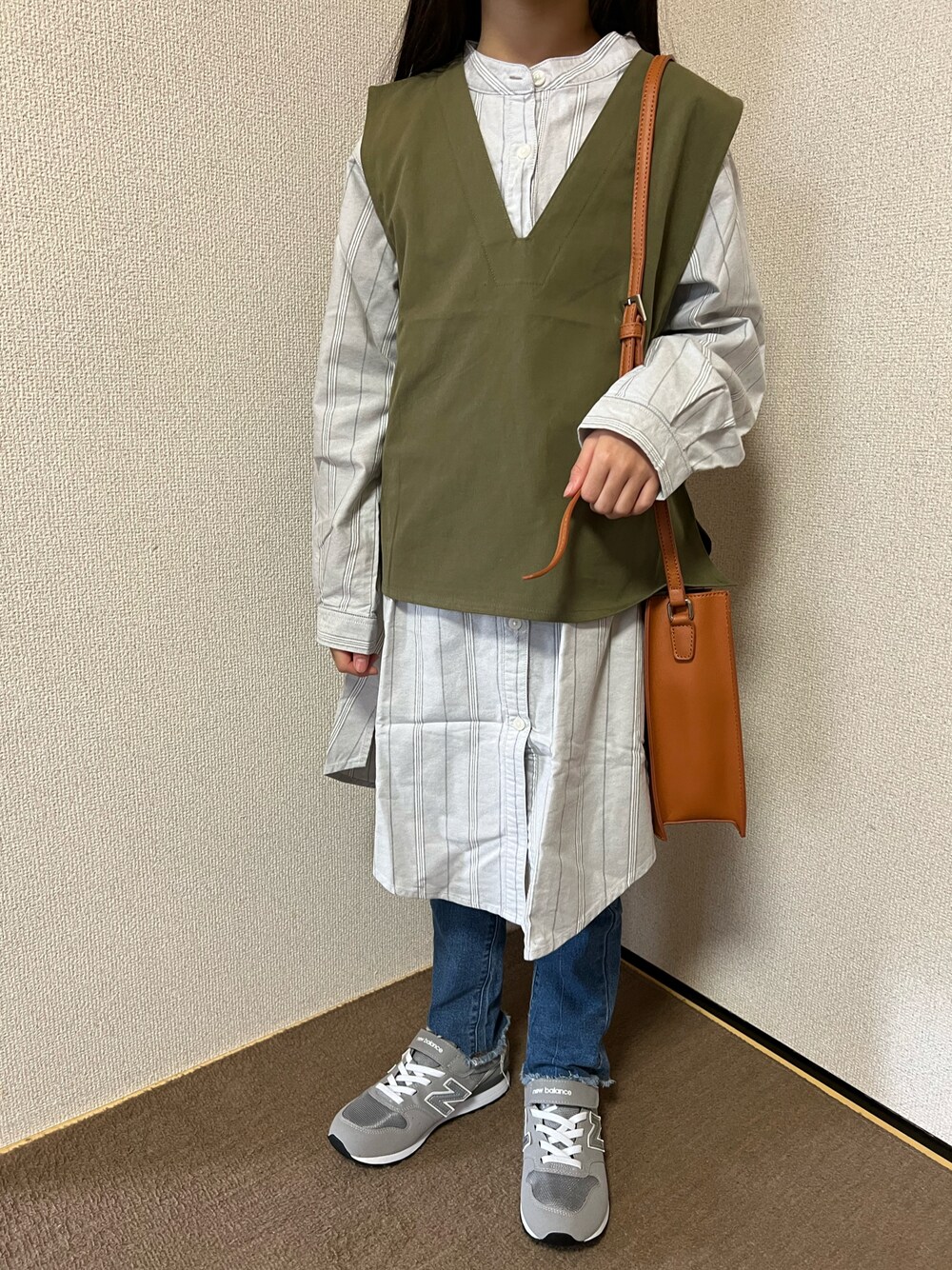 「キッズコーデ、秋ルック紹介するよ、女の子、ビッグシルエット、カジュアル、休日スタイル、チャオパニックティピー(CIAOPANIC TYPY)、WYTHE、BREEZE、ニューバランス、New Balance、ベスト、ワンピース、スニーカー、ショルダーバッグ」｜「CIAOPANIC TYPYの【Daily Premium/デイリープレミアム】OSOROオックスストライプシャツワンピース（ワンピース、ブルー系）」を使った、Yu-&Ri-(多忙のため不定期投稿)さん（キッズ・127cm）の秋コーディネートの1枚目の写真