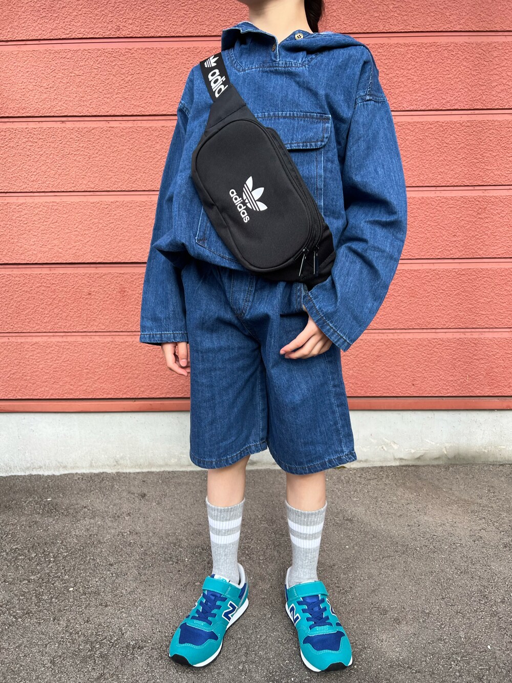 「キッズコーデ、セットアップ、デニム、グリーン、韓国子供服、aimoha(aimoha)、adidas、UNIQLO、New Balance、ショルダーバッグ、スニーカー、女の子、カジュアル、ブラック、ごきげんウィーク」｜「aimohaの【aimoha-KIDS-】【新作】韓国子供服 ビッグポケットフード付きデニムパーカーハーフパンツ上下セットアップ（セットアップ、ブルー系）」を使った、Yu-&Ri-(多忙のため不定期投稿)さん（キッズ・122cm）の春コーディネートの1枚目の写真