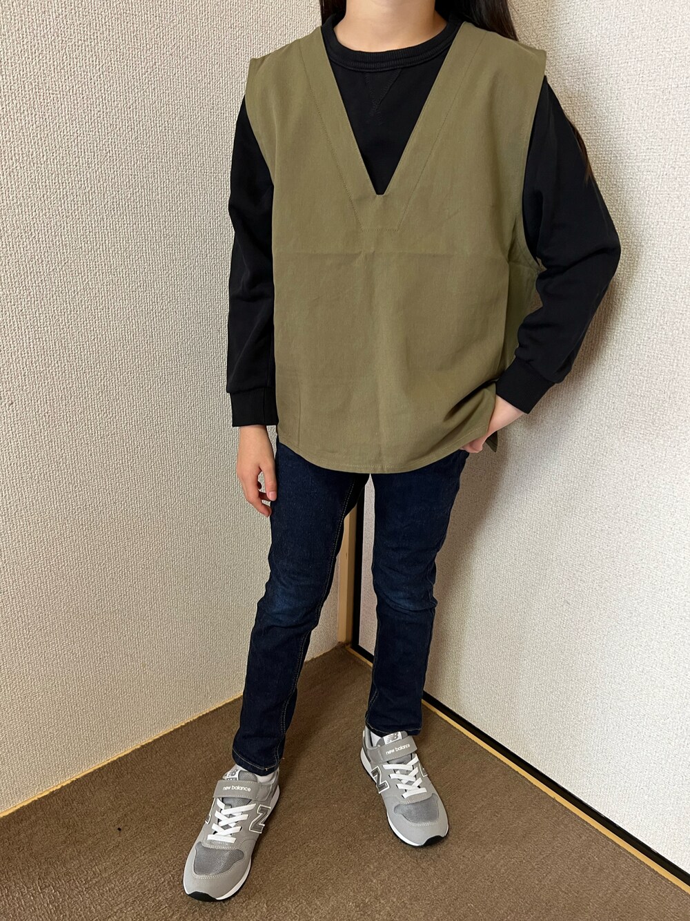 「キッズコーデ、秋コーデ、女の子、カジュアル、シンプル、スウェット、ベスト、デニム、パンツスタイル、スニーカー、GU、チャオパニックティピー(CIAOPANIC TYPY)、EDWIN、New Balance、ニューバランス」｜「CIAOPANIC TYPYの【KIDS】コットンツイルサイドスリットミリタリーベスト（ベスト、グリーン系）」を使った、Yu-&Ri-(多忙のため不定期投稿)さん（キッズ・127cm）の秋コーディネートの1枚目の写真