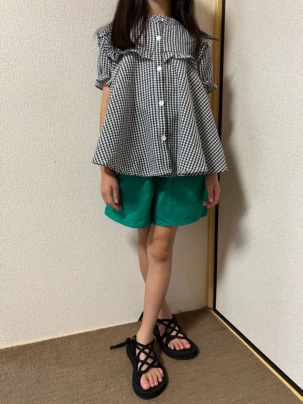 「キッズコーデ、夏コーデ、女の子、フリル、ブラウス、ショートパンツ、カラーパンツ、サンダル、Maison de Ravi、GU、Columbia、ギンガムチェック、グリーン、ブラック、カジュアル」｜「Maison de Raviのアイテム（トップス、その他）」を使った、Yu-&Ri-(多忙のため不定期投稿)さん（キッズ・124cm）の夏コーディネートの1枚目の写真
