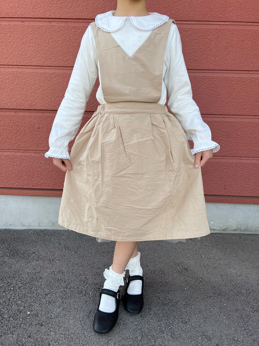 「キッズコーデ、女の子、ブラウス、ジャンパースカート、バレエシューズ、ガーリー、レース、春コーデ、ホワイト、ベージュ、ブラック、Maison de Ravi、seraph、vivian、anySiS」｜「Maison de Raviのアイテム（シャツ/ブラウス、ホワイト系）」を使った、Yu-&Ri-(多忙のため不定期投稿)さん（キッズ・120cm）の春コーディネートの1枚目の写真