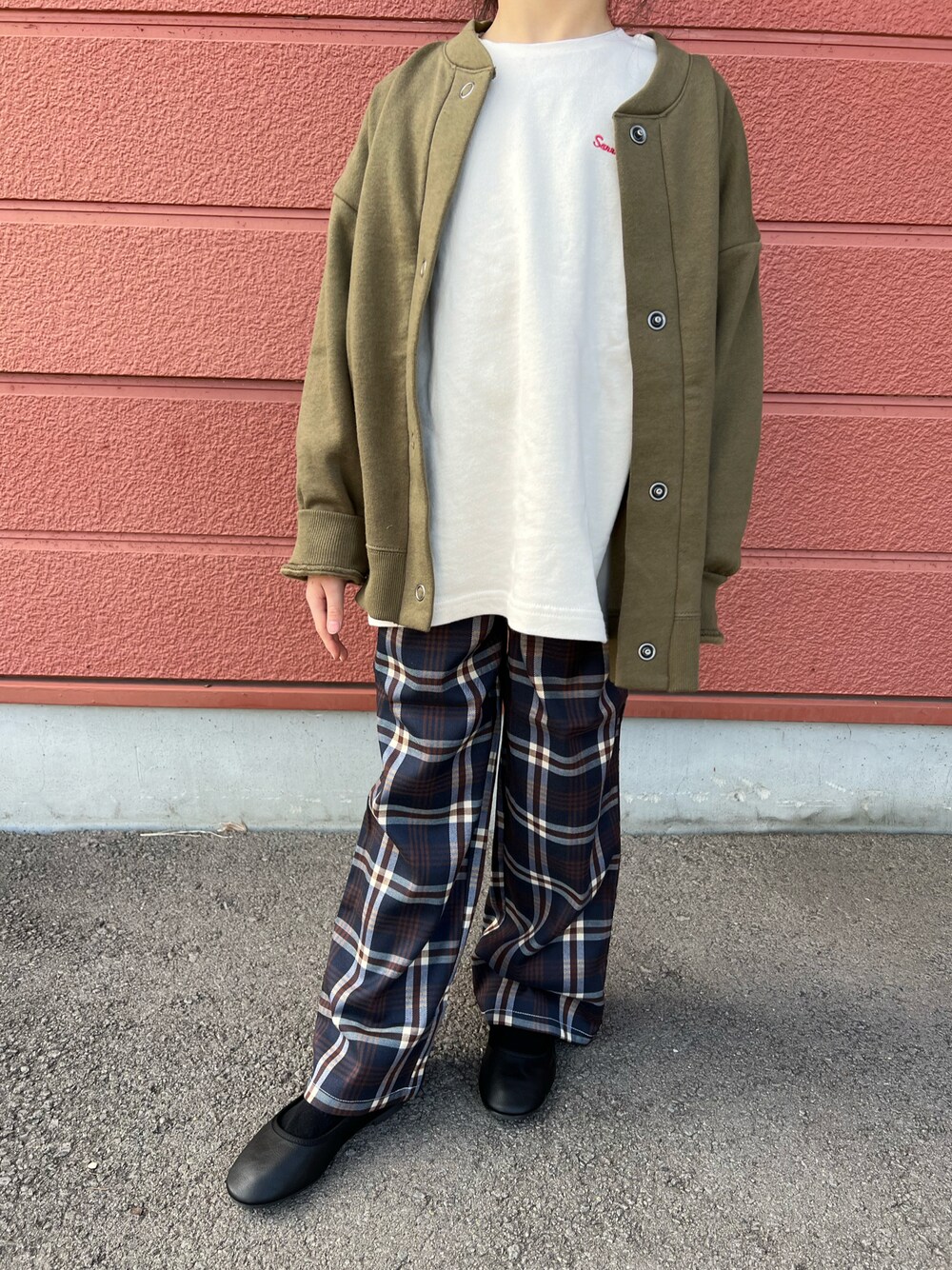 「キッズコーデ、カジュアル、女の子、スウェット、カーディガン、チェックパンツ、バレエシューズ、きれいめカジュアル、CIAOPANIC TYPY、x-girl stages、vivian、SANRIO、ブラック、カーキ、ホワイト」｜「sanrioのサンリオキャラクターズバックプリントトレーナー（スウェット、ホワイト系）」を使った、Yu-&Ri-(多忙のため不定期投稿)さん（キッズ・120cm）の春コーディネートの1枚目の写真