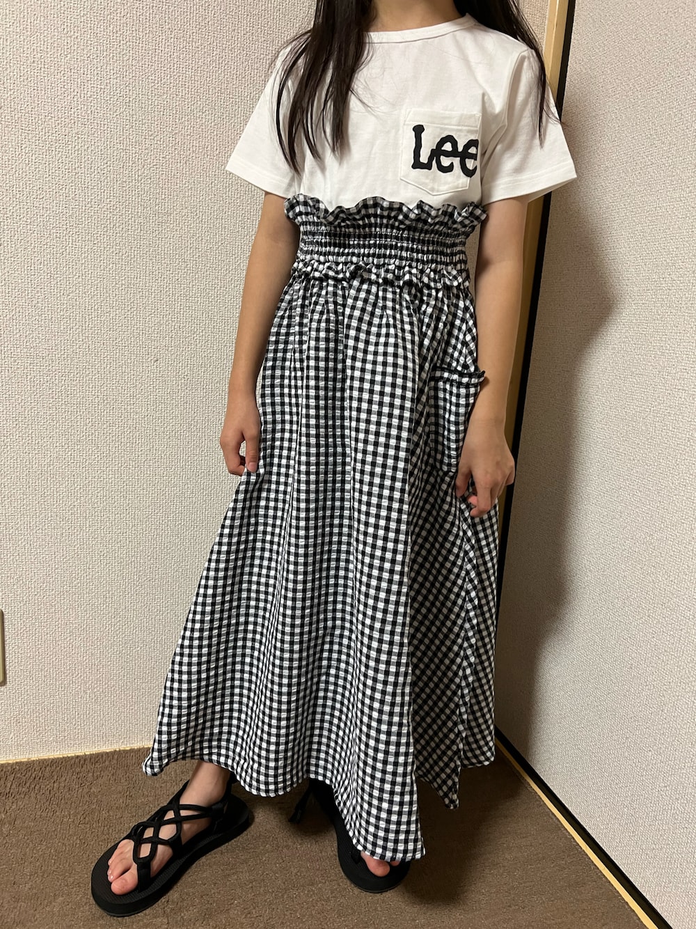 「キッズコーデ、女の子、ロゴT、シンプル、モノトーン、ガーリー、Tシャツ、ロングスカート、サンダル、LEE、LOWRYS FARM、ローリーズファーム(LOWRYS FARM)、Columbia、ブラック、ホワイト」｜「Leeのアイテム（Tシャツ/カットソー、ホワイト系）」を使った、Yu-&Ri-(多忙のため不定期投稿)さん（キッズ・124cm）の夏コーディネートの1枚目の写真