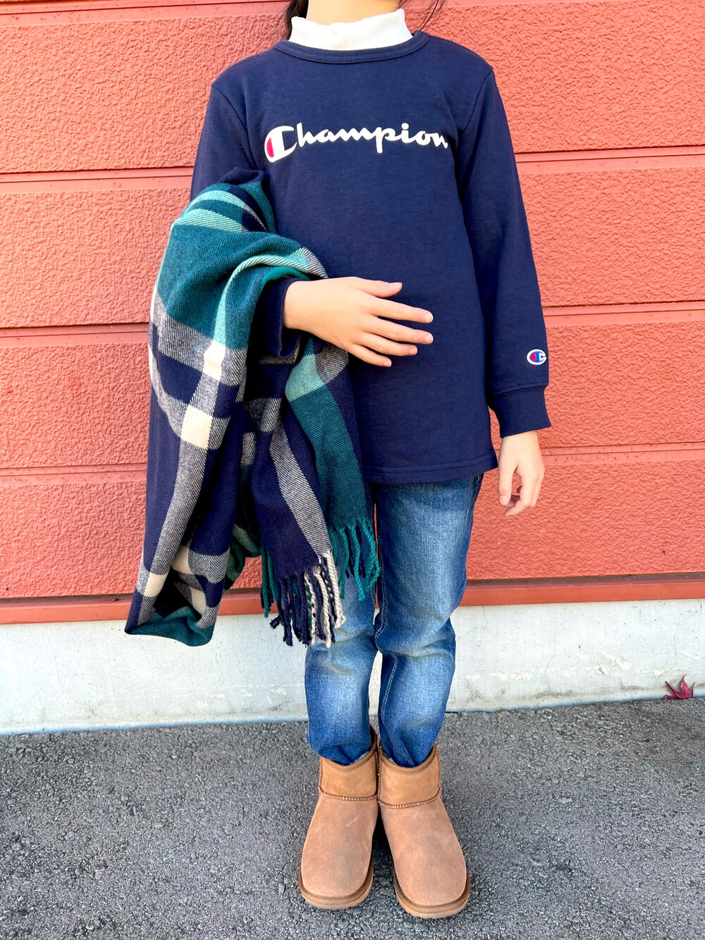 「ブーツ、カジュアル、ストール、UNIQLO、冬コーデ、ootd、女の子、Right-on、女の子コーデ、小学生、今日のコーデ、お洒落さんとつながりたい、おしゃれさんと繋がりたい、EMU Australia」｜「UNIQLOのGIRLS リブハイネックT（長袖）（Tシャツ/カットソー、ホワイト系）」を使った、Yu-&Ri-(多忙のため不定期投稿)さん（キッズ・120cm）の冬コーディネートの1枚目の写真