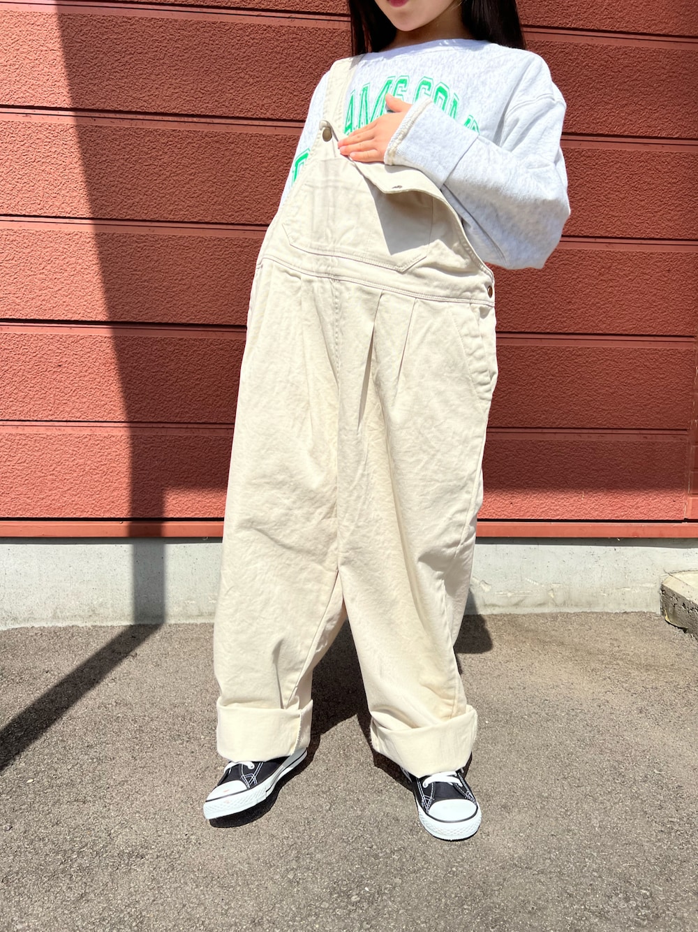 「キッズコーデ、女の子、カジュアル、ロゴスウェット、オーバーオール、オーバーサイズ、スニーカー、淡色コーデ、グリーン、ブラック、ホワイト、DENIM DUNGAREE、ampersand、converse、ごきげんウィーク」｜「DENIM DUNGAREEのトンプキン裏毛 リバーシブル スウェット（スウェット、グレー系）」を使った、Yu-&Ri-(多忙のため不定期投稿)さん（キッズ・122cm）の春コーディネートの1枚目の写真