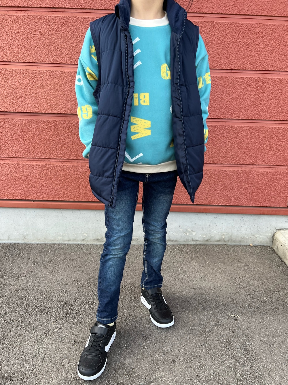 「キッズコーデ、プチプラ、スニーカー、韓国子供服、スウェット、ベスト、デニム、グリーン、女の子、カジュアル、パンツスタイル、GAP、VANS、Right-on、aimoha(aimoha)」｜「aimohaの【aimoha-KIDS-】【新作】 裏フリースボーダー/英字総柄 スウェット（スウェット、グリーン系）」を使った、Yu-&Ri-(多忙のため不定期投稿)さん（キッズ・120cm）の冬コーディネートの1枚目の写真