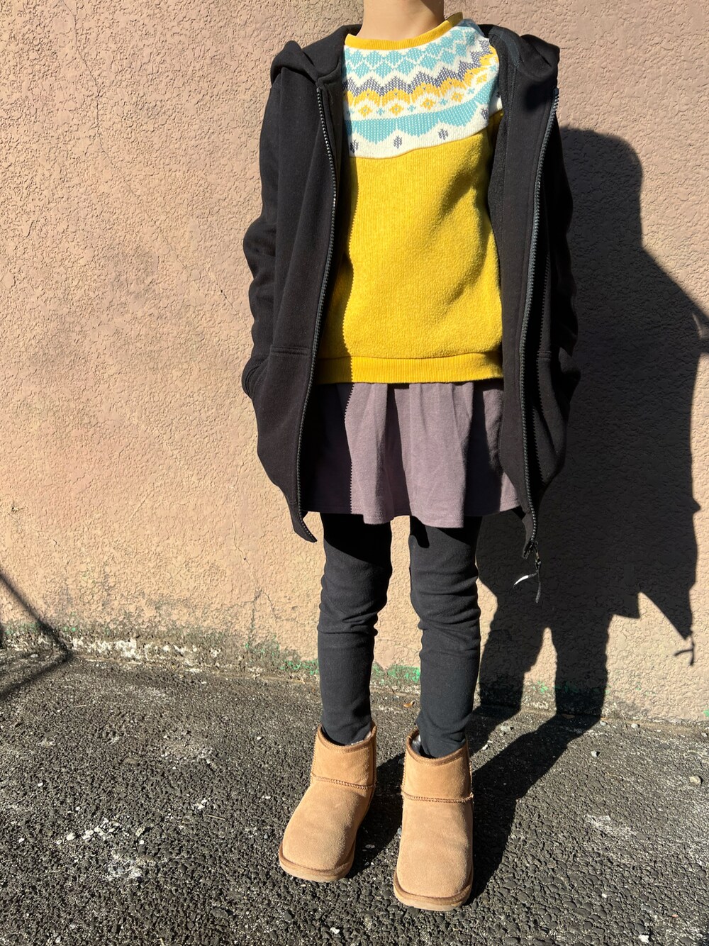 「おしゃれさんと繋がりたい、スカート、イエロー、ブーツ、パーカー、女の子、THE NORTH FACE、moujonjon、bee des bee、EMU Australia、ブラック、小学生、カジュアル、キッズコーデ、冬コーデ」｜「THE NORTH FACEのTHE NORTH FACE/ノースフェイス キッズ パーカー NTJ11906（パーカー、ブラック系）」を使った、Yu-&Ri-(多忙のため不定期投稿)さん（キッズ・120cm）の冬コーディネートの1枚目の写真