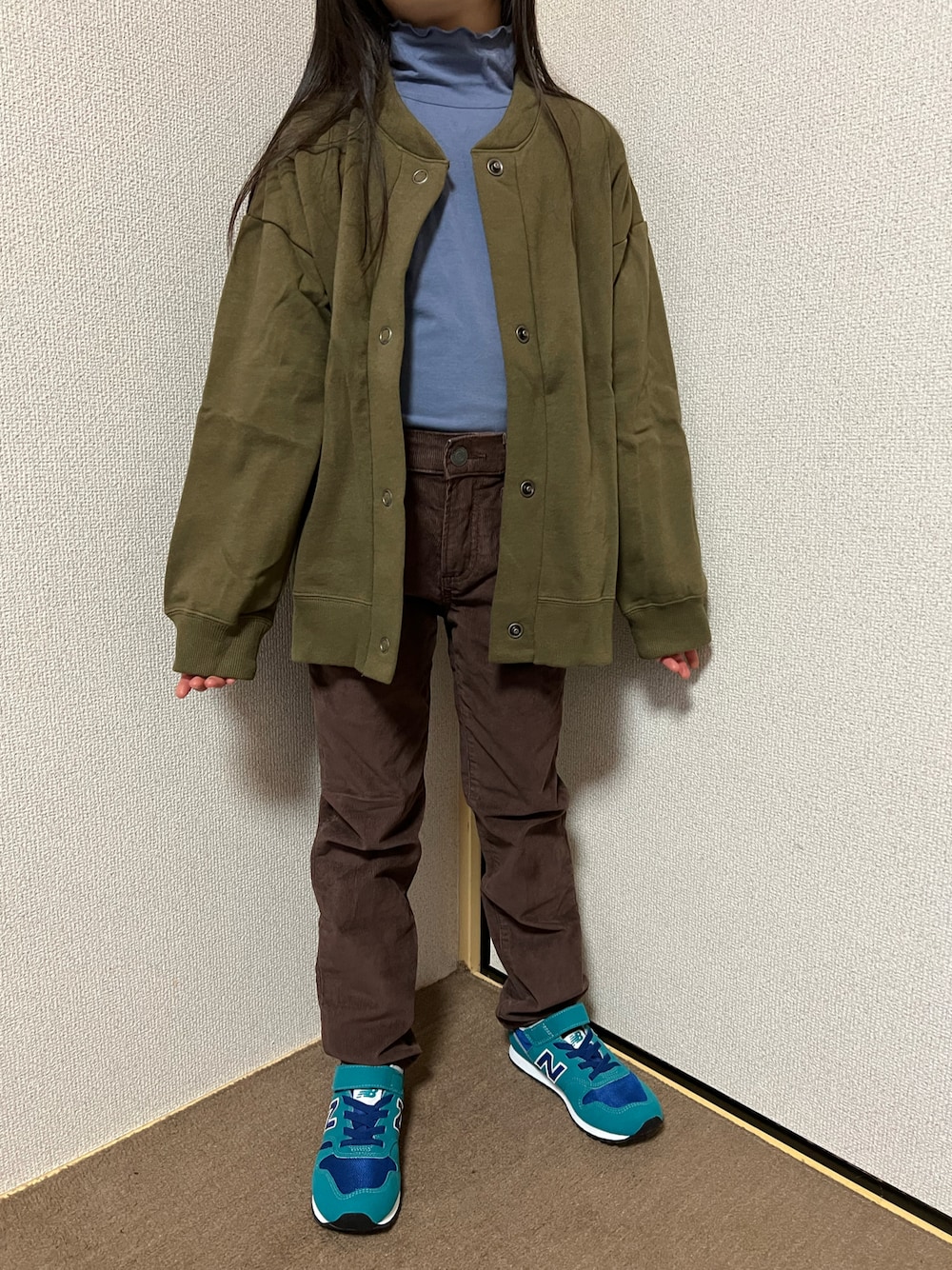 「キッズファッション、キッズコーデ、女の子、カジュアル、カジュアルコーデ、シンプル、シンプルコーデ、秋冬コーデ、タートルネック、カーディガン、コーデュロイ、パンツスタイル、スニーカー、プチプラ、ダークトーンコーデ」｜「petit mainのオーガニックハイネック長袖インナーTシャツ（Tシャツ/カットソー、ブルー系）」を使った、Yu-&Ri-(多忙のため不定期投稿)さん（キッズ・127cm）の冬コーディネートの1枚目の写真