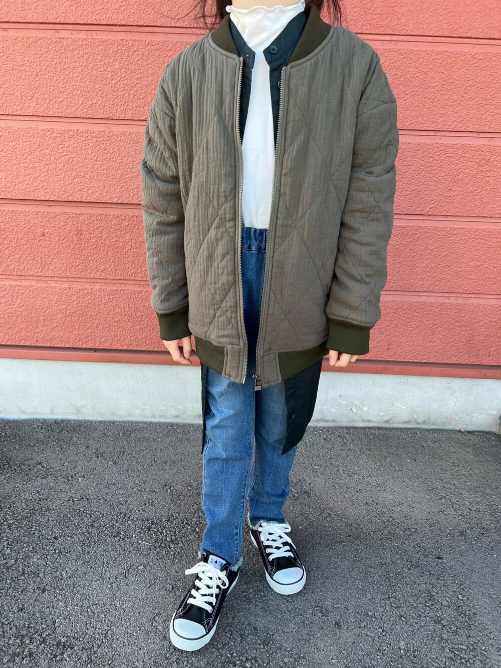 「タックイン、デニム、スニーカー、MA-1、タートルネック、シャツワンピース、putit mine、converse、UNIQLO、B:MING by BEAMS、BREEZE、キッズコーデ、女の子、モノトーン、カジュアル」｜「petit mainのオーガニックハイネック長袖インナーTシャツ（Tシャツ/カットソー、ホワイト系）」を使った、Yu-&Ri-(多忙のため不定期投稿)さん（キッズ・120cm）の冬コーディネートの1枚目の写真