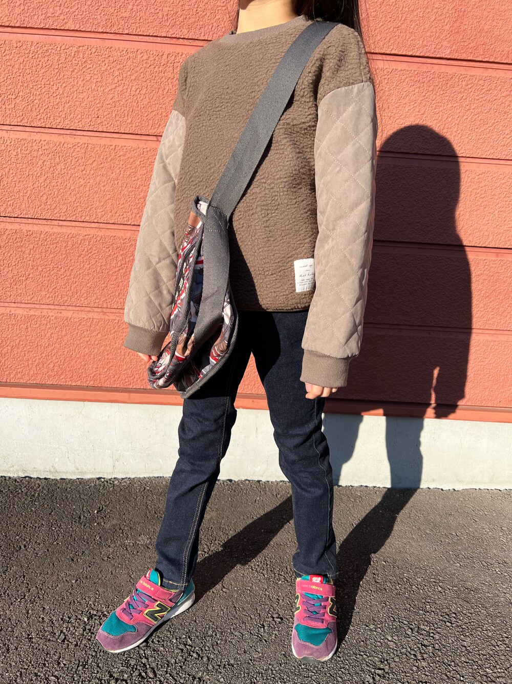 「あったかコーデ、キッズコーデ、キルティング、トレーナー、ボア、デニムパンツ、スニーカー、apres les cours、EDWIN、New Balance、lesportsac、ショルダーバッグ、女の子、ブラウン、ネイビー」｜「apres les coursのボアキルトトレーナー（スウェット、ブラウン系）」を使った、Yu-&Ri-(多忙のため不定期投稿)さん（キッズ・120cm）の冬コーディネートの1枚目の写真