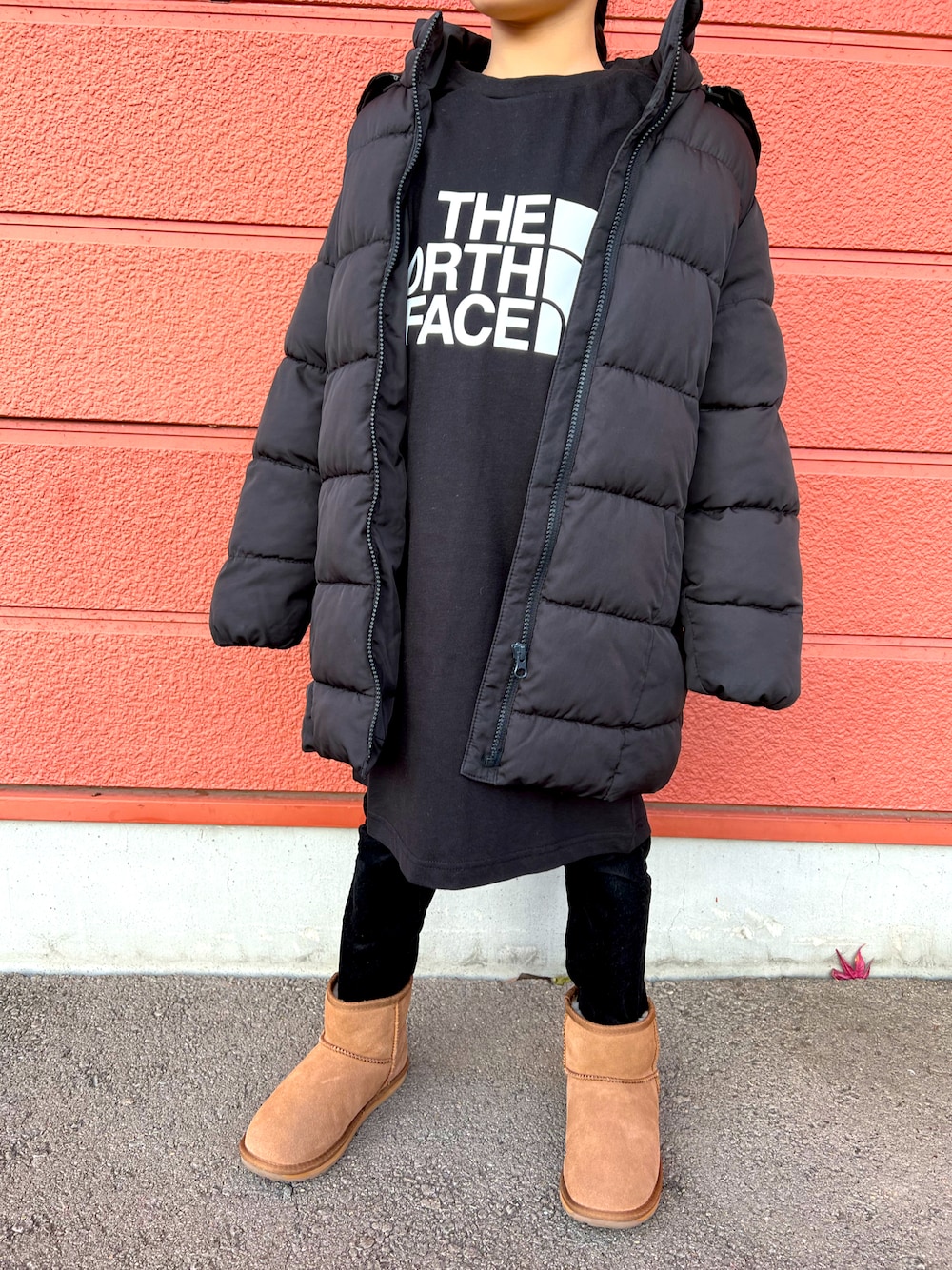 「GAP、オーバーサイズ、THE NORTH FACE、女の子、カジュアルコーデ、Right-on、女の子コーデ、小学生、秋冬コーデ、お洒落さんとつながりたい、おしゃれさんと繋がりたい、EMU Australia」｜「THE NORTH FACEのTHE NORTH FACE/ザ・ノースフェイス S/S Half Dome Tee ハーフドームロゴ Tシャツ/半袖Tシャツ（Tシャツ/カットソー、ブラック系）」を使った、Yu-&Ri-(多忙のため不定期投稿)さん（キッズ・120cm）の冬コーディネートの1枚目の写真