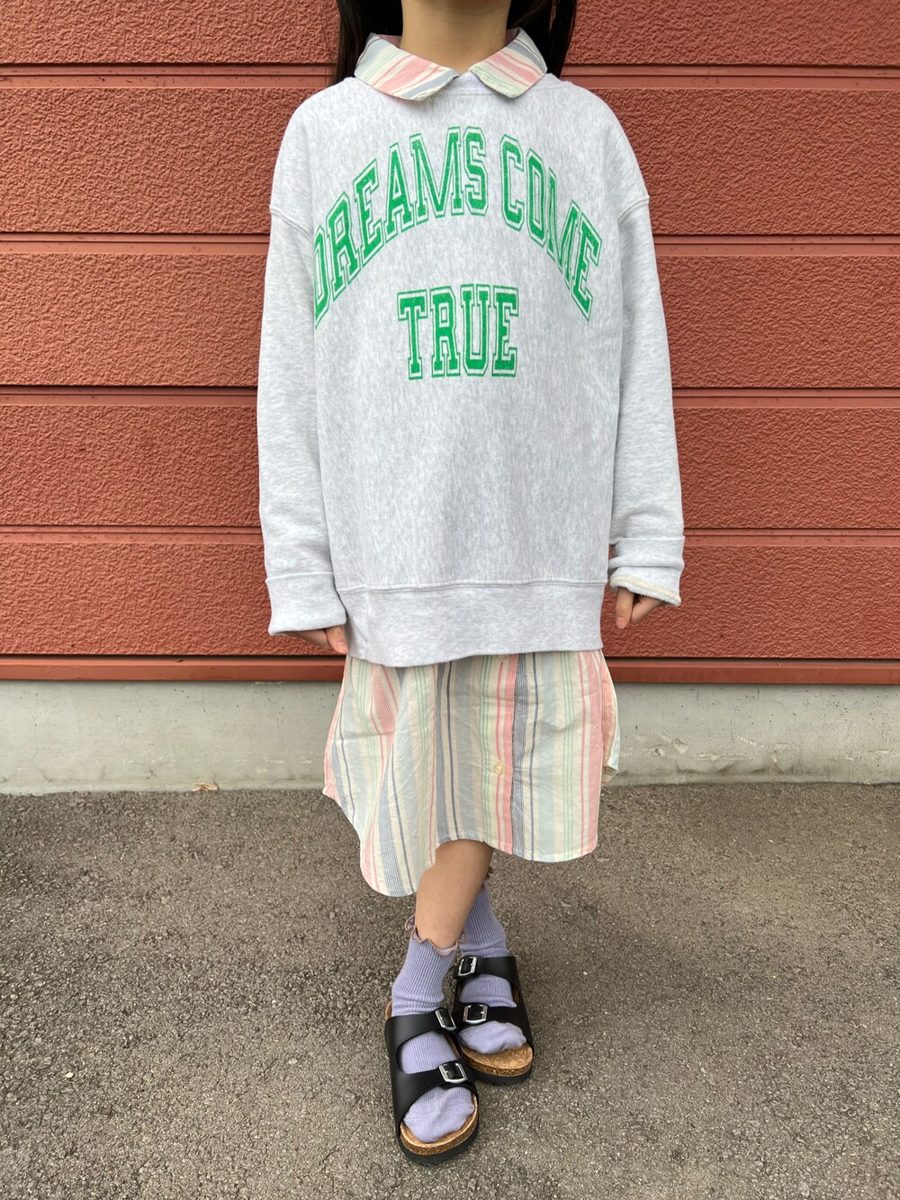 「キッズコーデ、ロゴスウェット、春コーデ、シャツワンピ、サンダル、女の子、淡色コーデ、春カラー、パステルカラー、オーバーサイズ、DENIM DUNGAREE、BREEZE、LEE、レイヤードスタイル、カジュアル」｜「DENIM DUNGAREEのトンプキン裏毛 リバーシブル スウェット（スウェット、グレー系）」を使った、Yu-&Ri-(多忙のため不定期投稿)さん（キッズ・120cm）の春コーディネートの1枚目の写真