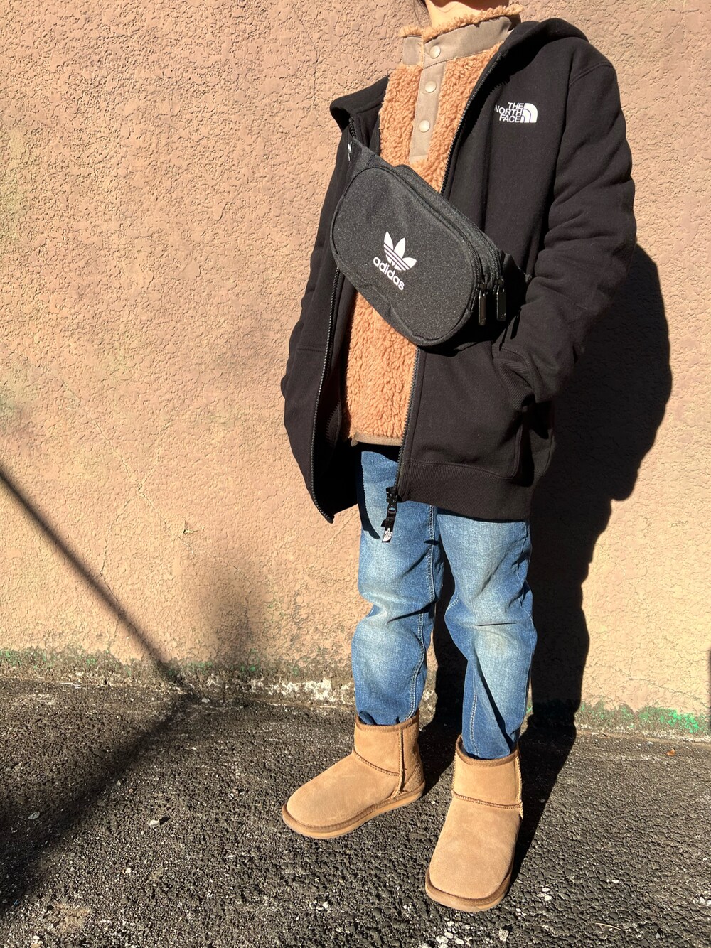 「カジュアルコーデ、冬コーデ、あったかコーデ、女の子、UNIQLO、adidas、THE NORTH FACE、Right-on、EMU Australia、ブラック、ブラウン、デニムパンツ、ブーツ、おしゃれさんと繋がりたい、パーカー」｜「UNIQLOのアイテム（トップス、ブラウン系）」を使った、Yu-&Ri-(多忙のため不定期投稿)さん（キッズ・120cm）の冬コーディネートの1枚目の写真