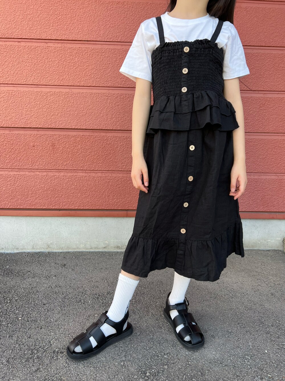 「キッズコーデ、レイヤードスタイル、女の子、セットアップ、モノトーン、スカート、グルカサンダル、ビスチェ、UNIQLO、B:MING by BEAMS、Polo Ralph Lauren、green label relaxing、ホワイト、ブラック、ごきげんウィーク」｜「B:MING by BEAMSのB:MING by BEAMS / ビスチェ＆スカート セットアップ（100~140cm）（ワンピース、ブラック系）」を使った、Yu-&Ri-(多忙のため不定期投稿)さん（キッズ・122cm）の春コーディネートの1枚目の写真
