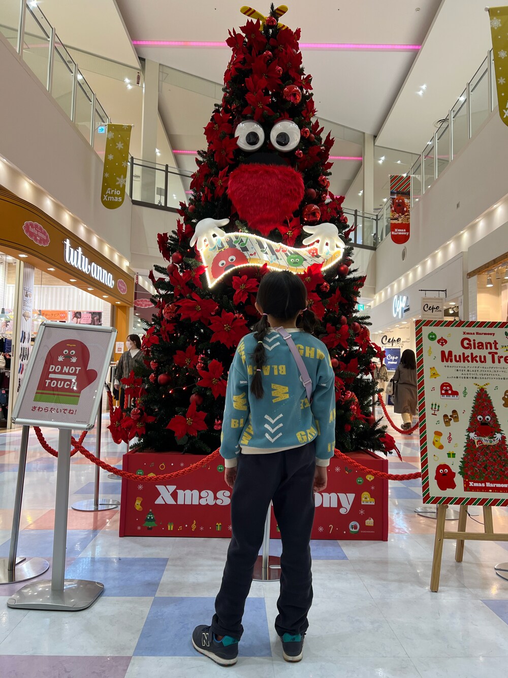 「キッズコーデ、女の子、カジュアル、アクティブ、秋冬コーデ、スウェット、パンツスタイル、スニーカー、韓国子供服、aimoha(aimoha)、mont-bell、New Balance、ニューバランス、グリーン、ブラック」｜「aimohaの【aimoha-KIDS-】【新作】 裏フリースボーダー/英字総柄 スウェット（スウェット、グリーン系）」を使った、Yu-&Ri-(多忙のため不定期投稿)さん（キッズ・127cm）の秋コーディネートの1枚目の写真