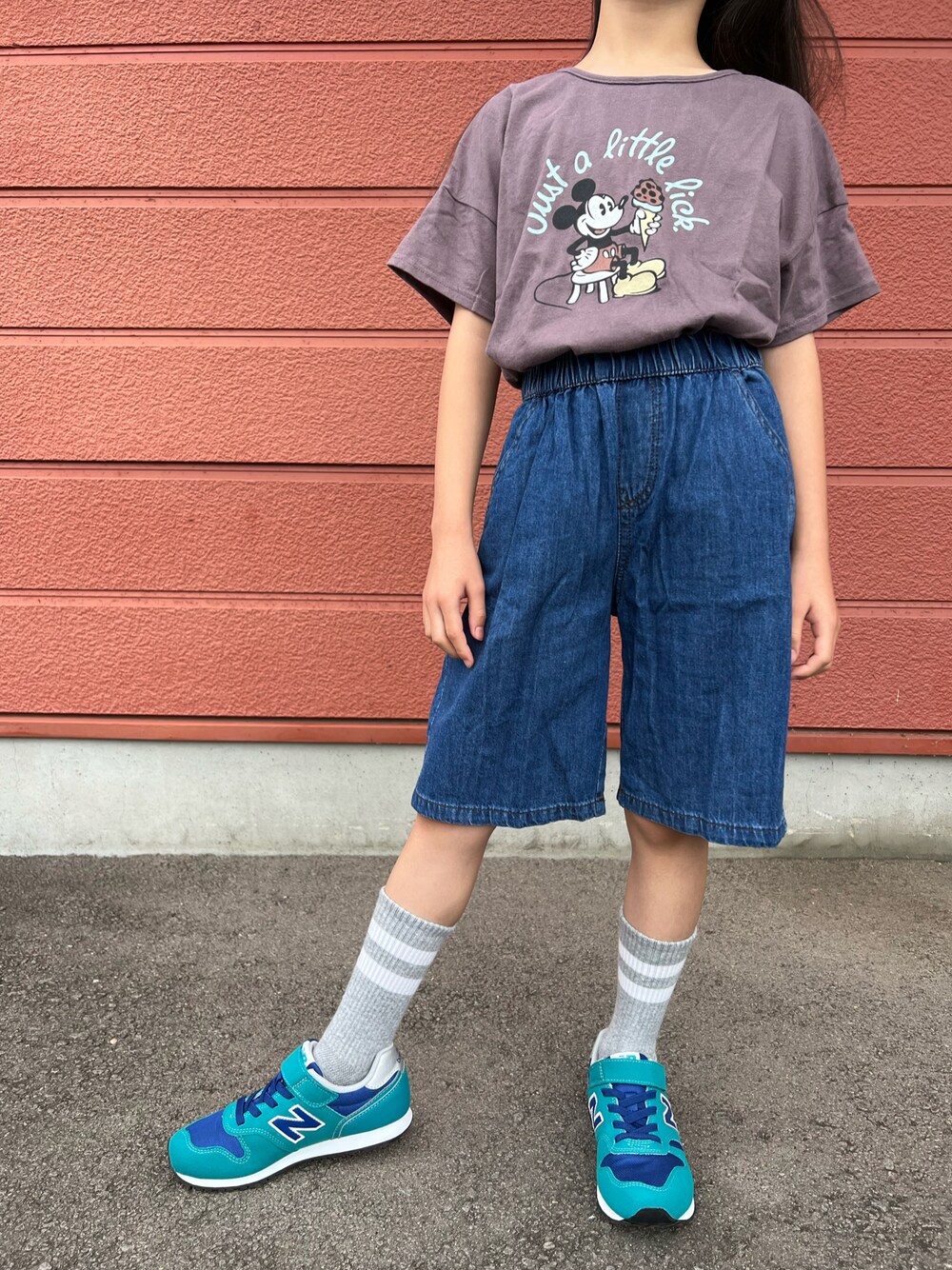 「キッズコーデ、女の子、カジュアルコーデ、カジュアル、Tシャツ、ハーフパンツ、スニーカー、韓国子供服、apres les cours、aimoha(aimoha)、New Balance、UNIQLO、グリーン、グレー、ミッキー」｜「Disneyのディズニーキャラクター 3柄Tシャツ（Tシャツ/カットソー、グレー系）」を使った、Yu-&Ri-(多忙のため不定期投稿)さん（キッズ・122cm）の夏コーディネートの1枚目の写真