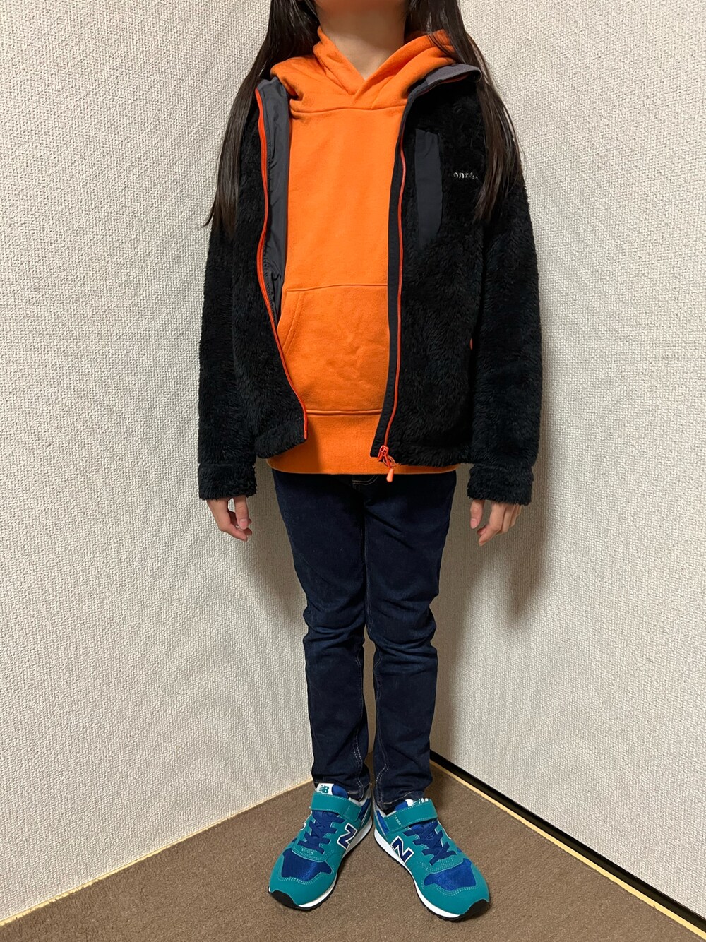 「キッズコーデ、キッズファッション、女の子、秋冬コーデ、カジュアル、カジュアルコーデ、オレンジ、グリーン、ブラック、パーカー、デニム、デニムパンツ、パンツスタイル、スニーカー、ジャケット」｜「Championの【Champion】ワンポイントロゴスウェットパーカー（パーカー、オレンジ系）」を使った、Yu-&Ri-(多忙のため不定期投稿)さん（キッズ・127cm）の秋コーディネートの1枚目の写真