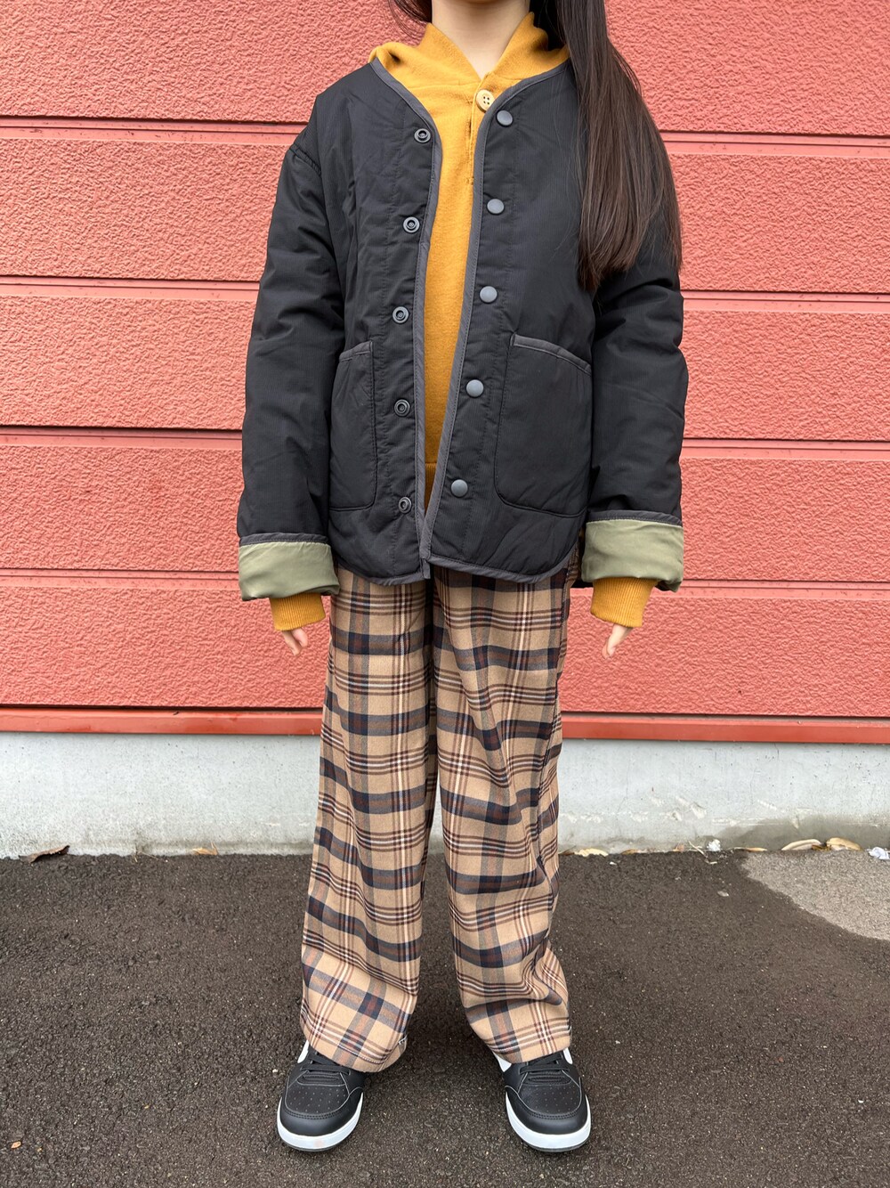 「キッズコーデ、ZOZOKIDSDAY、カジュアル、イエロー、レイヤードスタイル、パーカー、チェックパンツ、ノーカラージャケット、スニーカー、女の子、LOWRYS FARM、CIAOPANIC TYPY、チャオパニックティピー(CIAOPANIC TYPY)、x-girl stages、VANS」｜「CIAOPANIC TYPYの【KIDS】OSORO AIRTECHウォッシャブルアウター（ノーカラージャケット、ブラック系）」を使った、Yu-&Ri-(多忙のため不定期投稿)さん（キッズ・122cm）の春コーディネートの1枚目の写真