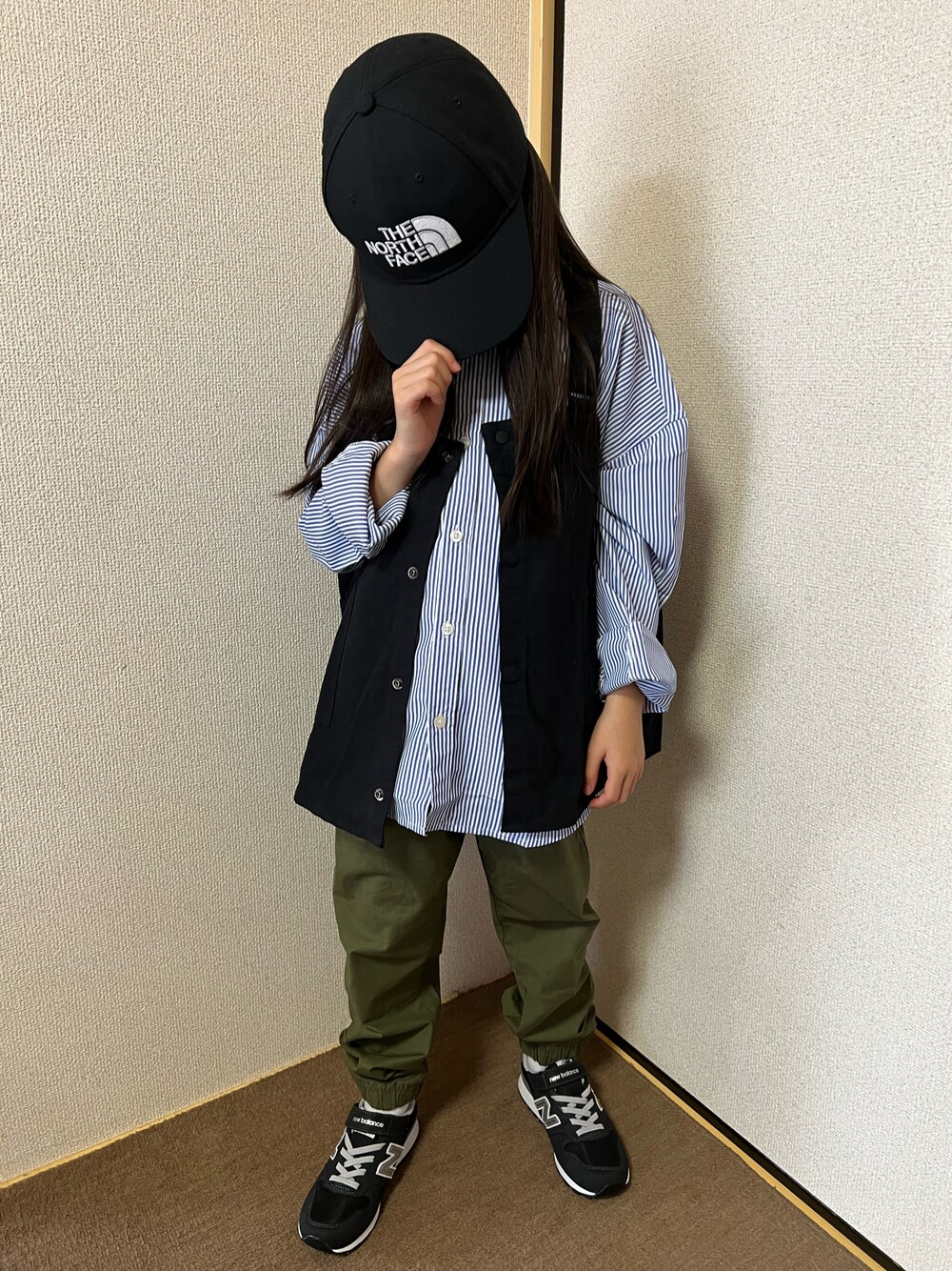 「キッズコーデ、女の子、カジュアル、キャップ、ベスト、シャツスタイル、パンツスタイル、カーゴパンツ、スニーカー、秋コーデ、ストライプ、THE NORTH FACE、チャオパニックティピー(CIAOPANIC TYPY)、ニューバランス、GAP」｜「THE NORTH FACEのTHE NORTH FACE/ノースフェイス キャップ TNFロゴキャップ NN02135（キャップ、ブラック系）」を使った、Yu-&Ri-(多忙のため不定期投稿)さん（キッズ・127cm）の秋コーディネートの1枚目の写真