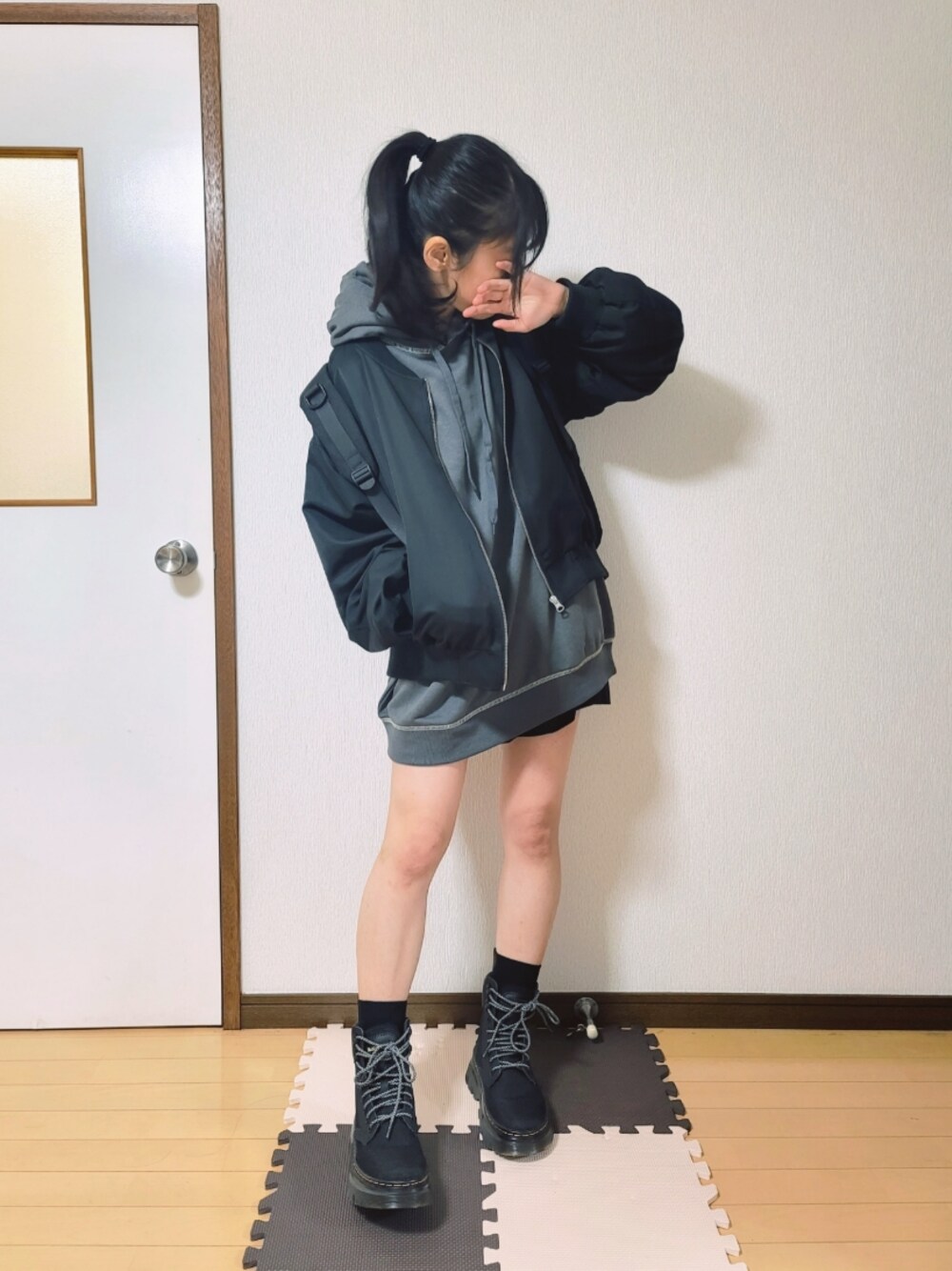 「ビッグシルエット、ブーツ、リュック、MA-1、パーカー、ショートパンツ、オーバーサイズ、ミリタリージャケット、休日スタイル、ポニーテール、モード、靴下チラ見せ、シンプルコーデ、低身長、たかあしあかりちゃん」｜「WEGOのWEGO/2WAYフード付MA-1（MA-1、ブラック系）」を使った、文さん（レディース・153cm）の秋コーディネートの1枚目の写真