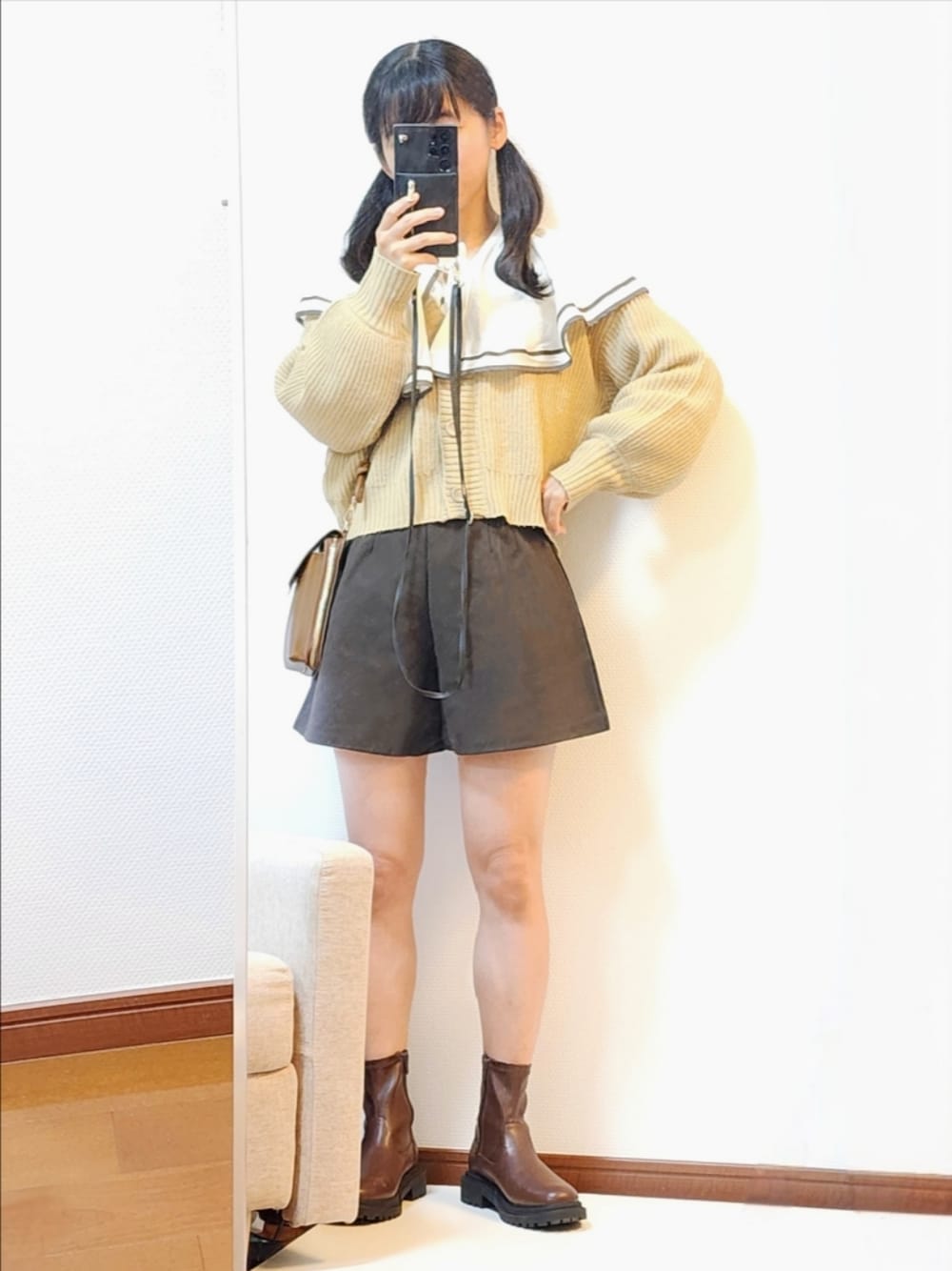 ベージュ系のカーディガン/ボレロ、ブラウン系のその他パンツ、ブラウン系のブーツを着用したレディースの秋コーディネートの1枚目の写真