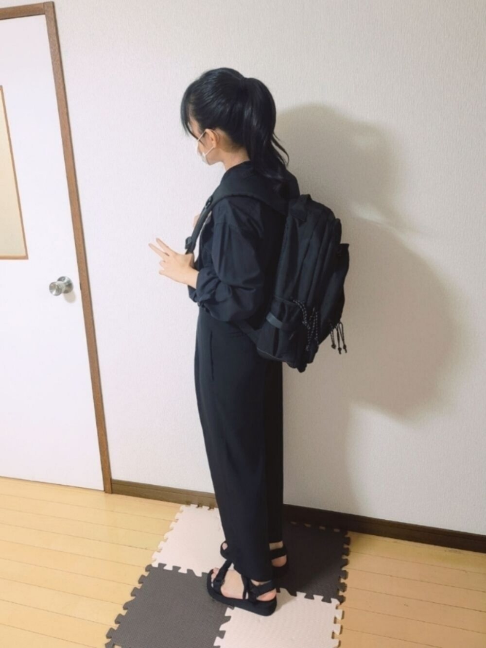 ブラック系のシャツ/ブラウス、ブラック系のパンツ、ブラック系のサンダルを着用したレディースの秋コーディネートの1枚目の写真