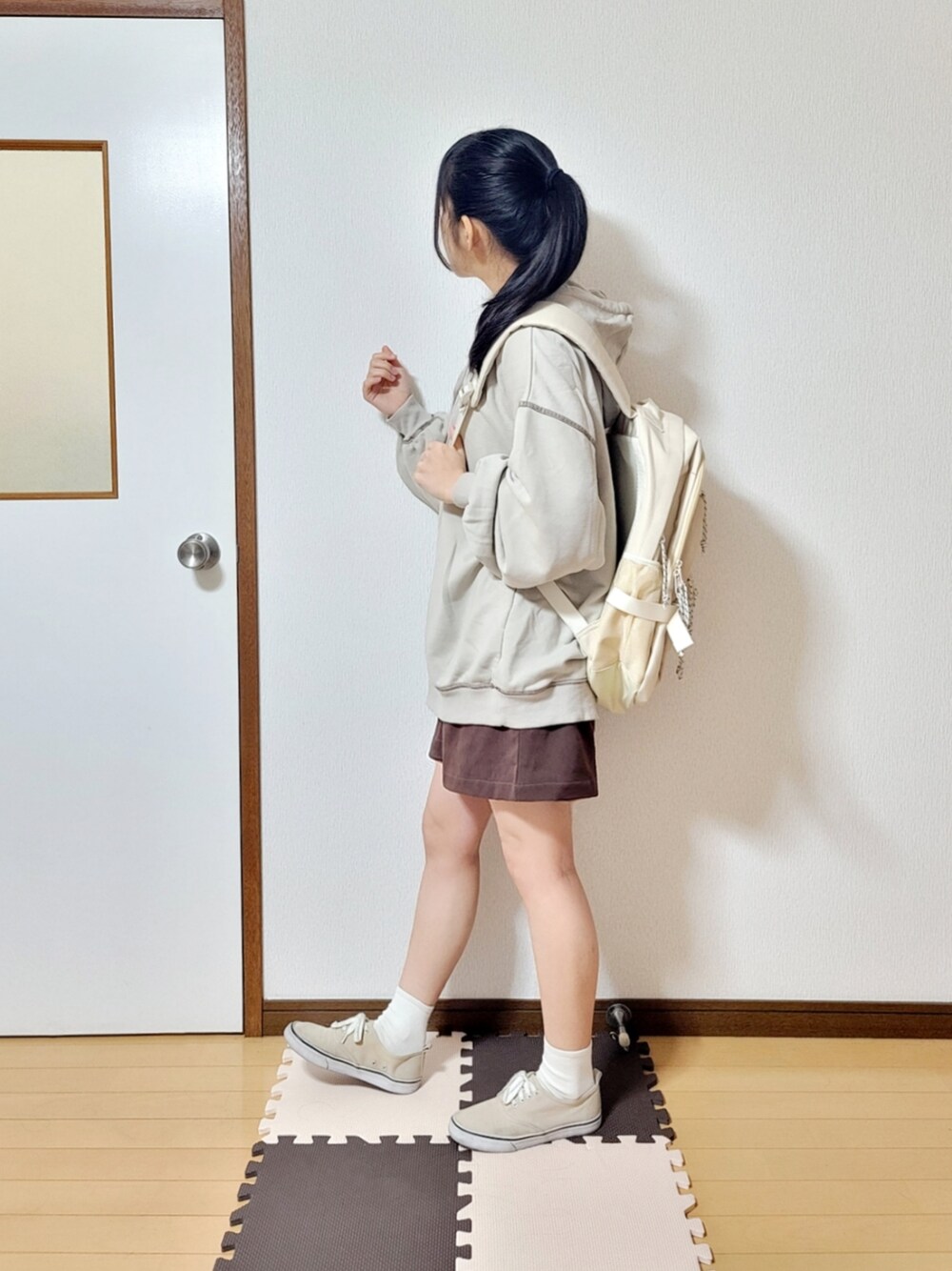 ブラウン系のその他アウター、グレー系のTシャツ/カットソー、ブラウン系のその他パンツを着用したレディースの春コーディネートの2枚目の写真