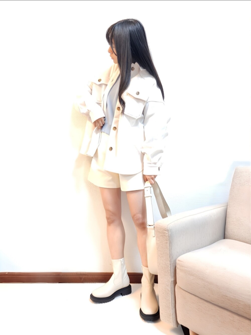 ホワイト系のその他アウター、ホワイト系のブーツ、ブルー系のスウェットを着用したレディースの冬コーディネートの1枚目の写真