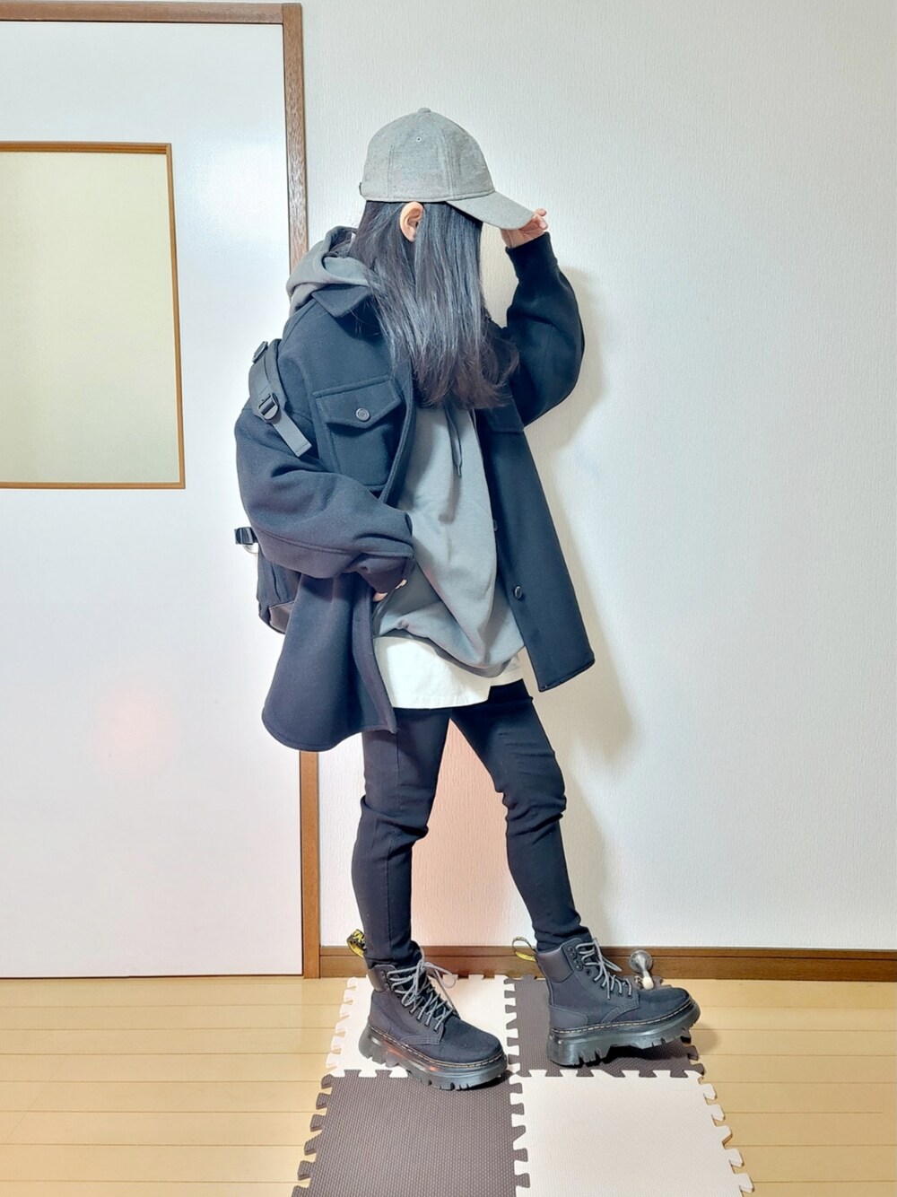ブラック系のブルゾン、グレー系のTシャツ/カットソー、ホワイト系のTシャツ/カットソーを着用したレディースの冬コーディネートの1枚目の写真