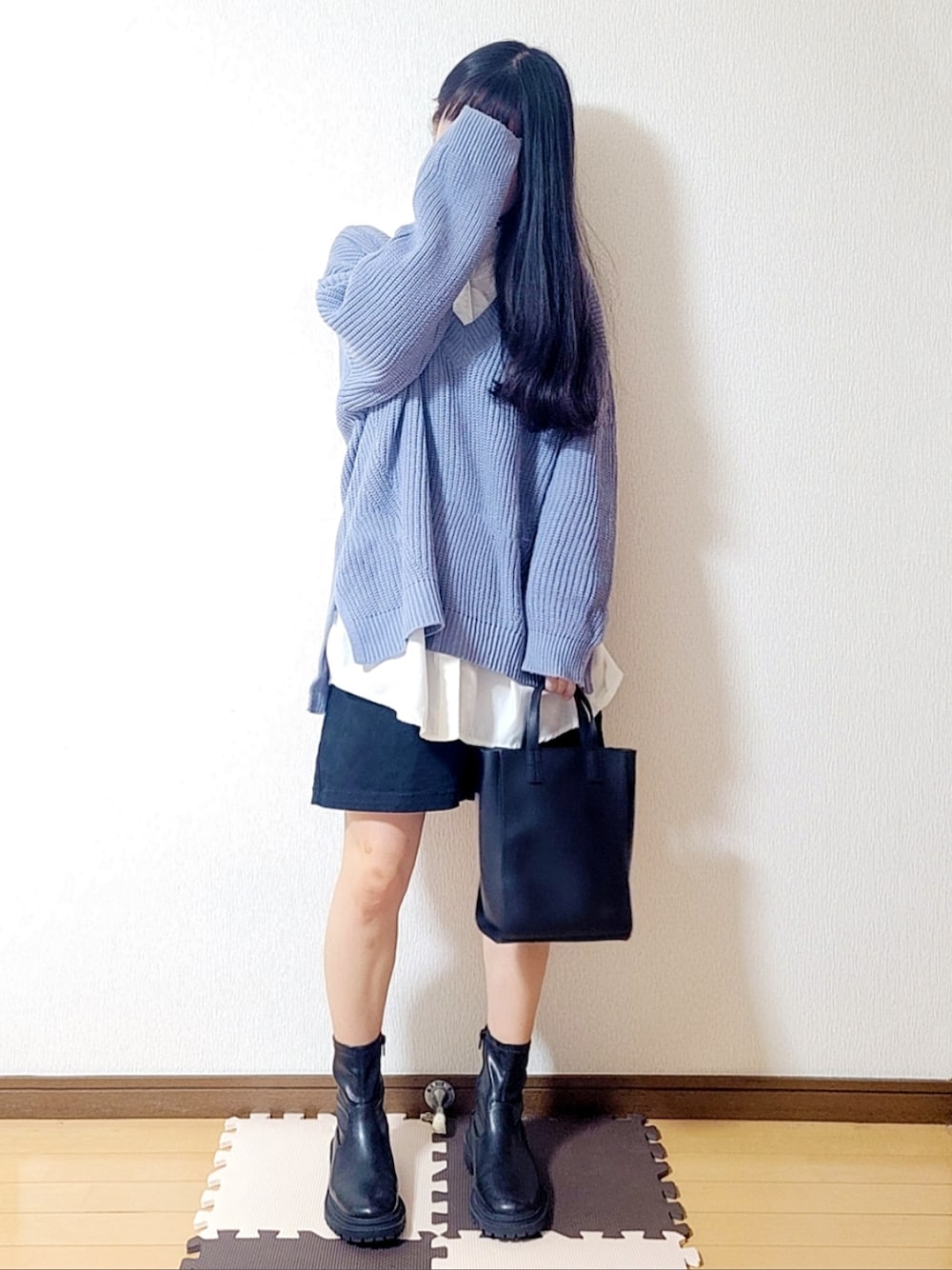 ブラック系のトートバッグ、ブラック系のブーツ、ブルー系のニット/セーターを着用したレディースの秋コーディネートの1枚目の写真