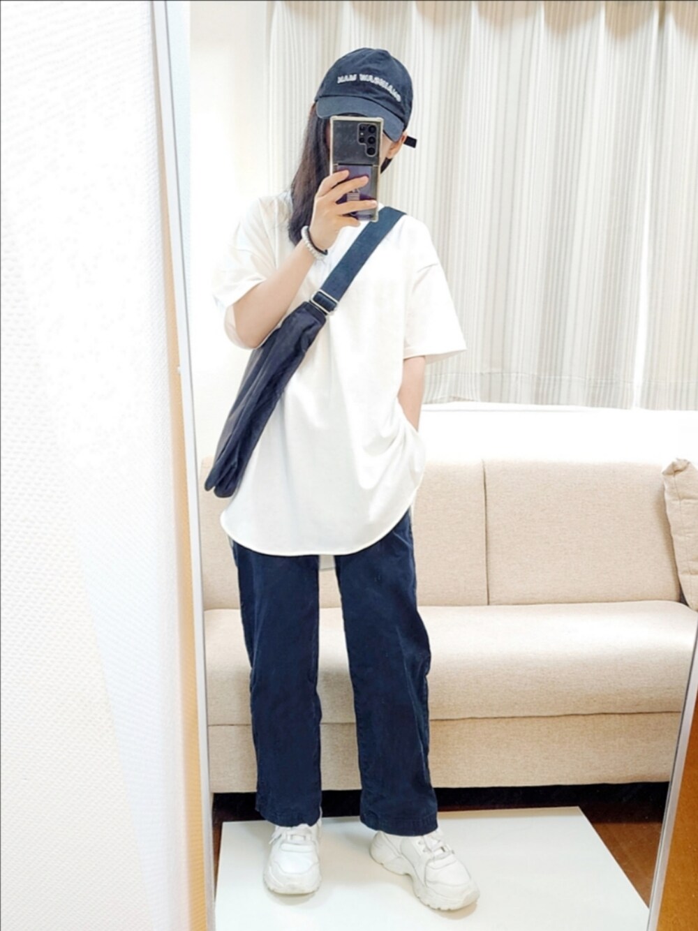 ホワイト系のTシャツ/カットソー、ブラック系のその他パンツ、ホワイト系のスニーカーを着用したレディースの夏コーディネートの1枚目の写真