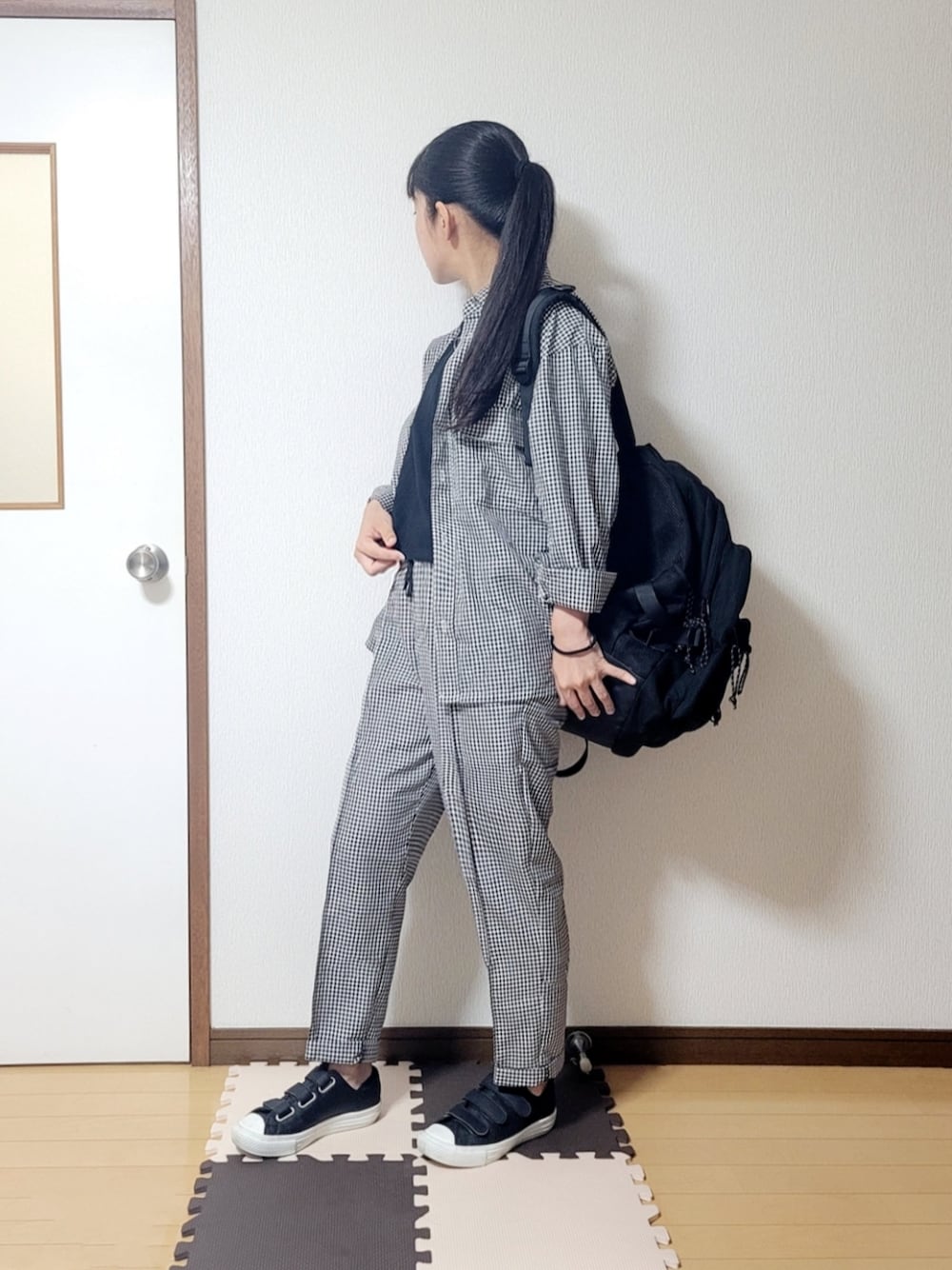 ブラック系のバックパック/リュック、その他のシャツ/ブラウス、その他のその他パンツを着用したレディースの夏コーディネートの1枚目の写真