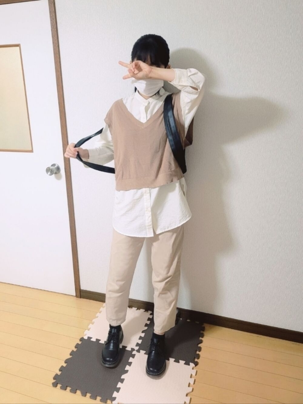 ブラウン系のアンサンブル、ベージュ系のシャツ/ブラウス、ブラック系のローファーを着用したレディースの秋コーディネートの1枚目の写真