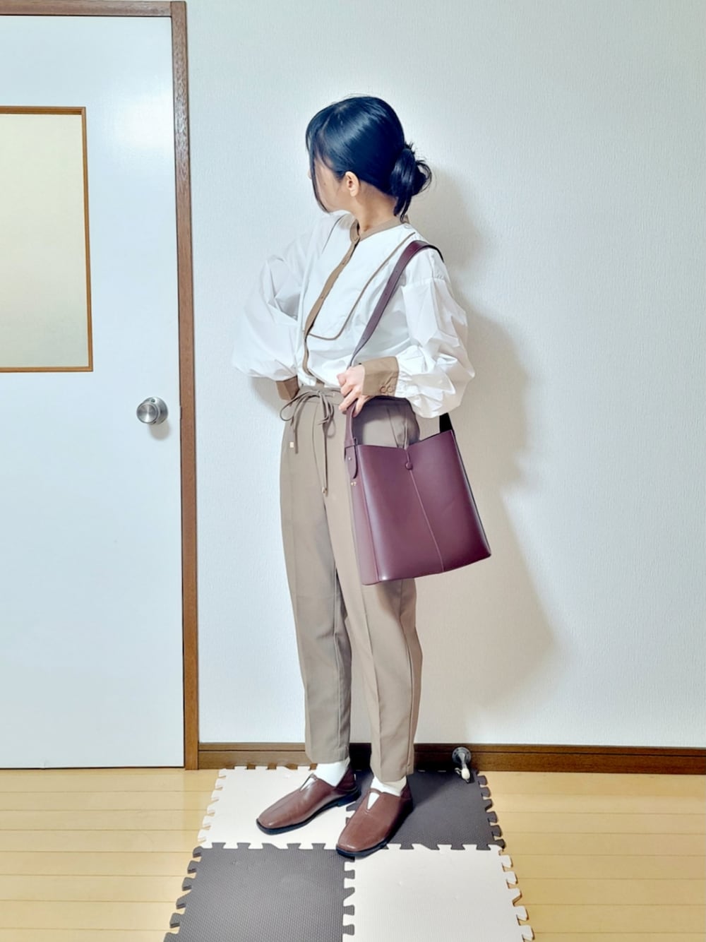 ホワイト系のシャツ/ブラウス、ブラウン系のショルダーバッグ、ブラウン系のその他パンツを着用したレディースの春コーディネートの1枚目の写真
