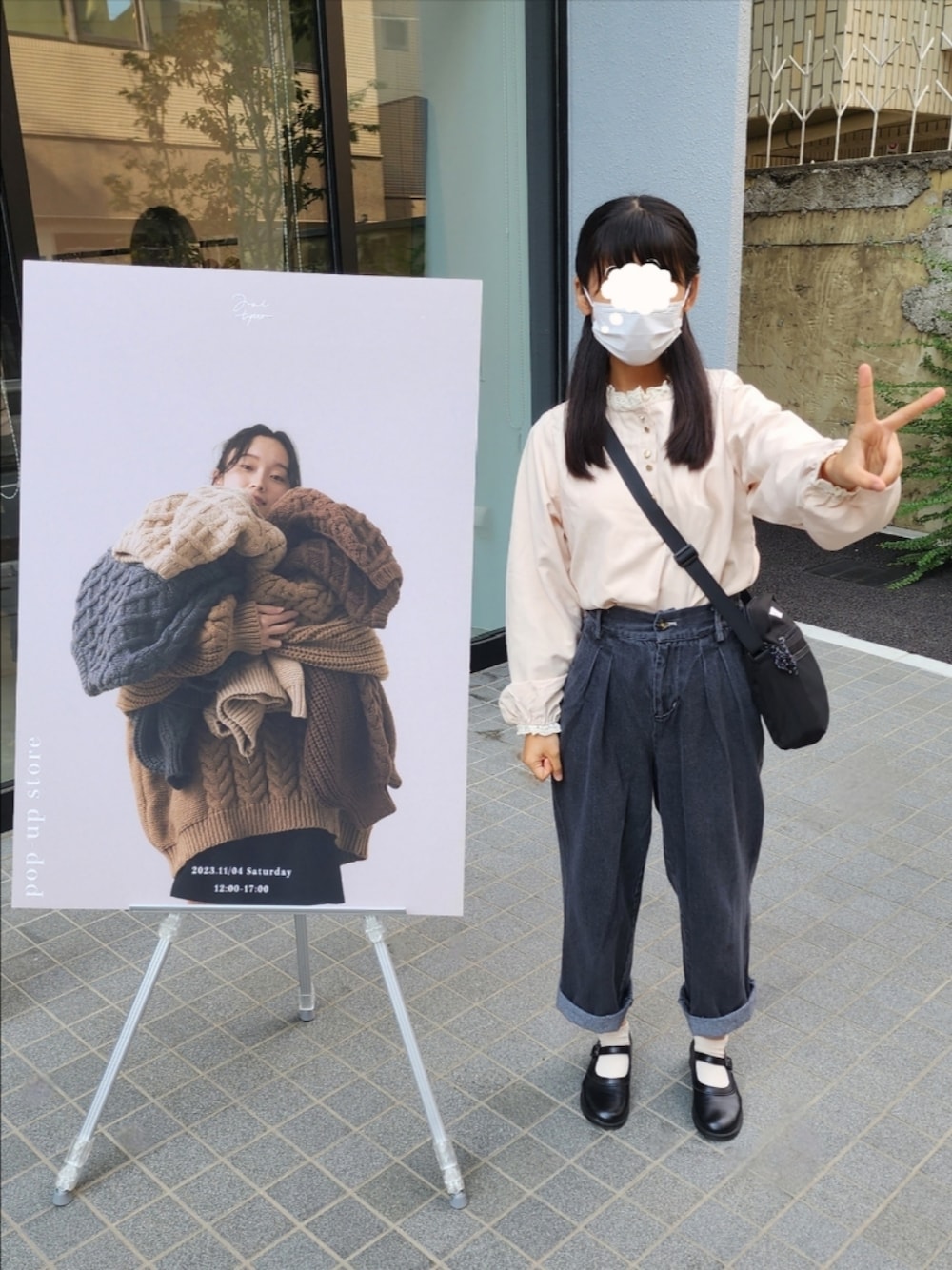 ベージュ系のシャツ/ブラウス、ブラック系のその他パンツ、ブラック系のドレスシューズを着用したレディースの秋コーディネートの1枚目の写真
