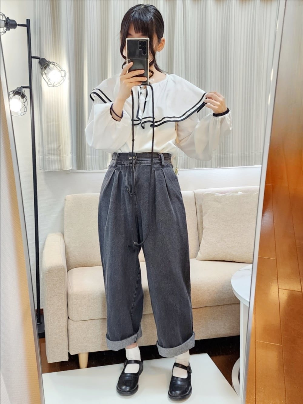 ホワイト系のシャツ/ブラウス、ブラック系のその他パンツ、ブラック系のドレスシューズを着用したレディースの春コーディネートの1枚目の写真