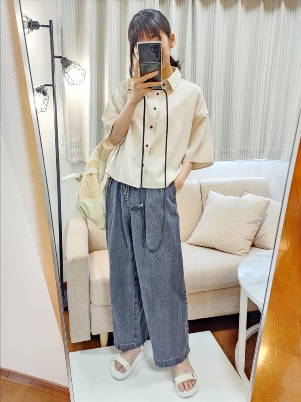 ベージュ系のワンピース、ブラック系のその他パンツ、ホワイト系のサンダルを着用したレディースの春コーディネートの1枚目の写真