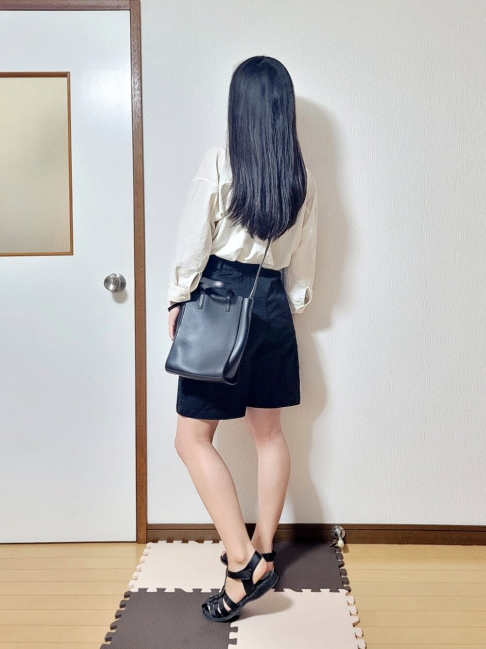 ベージュ系のシャツ/ブラウス、ブラック系のその他パンツ、ブラック系のトートバッグを着用したレディースの夏コーディネートの1枚目の写真