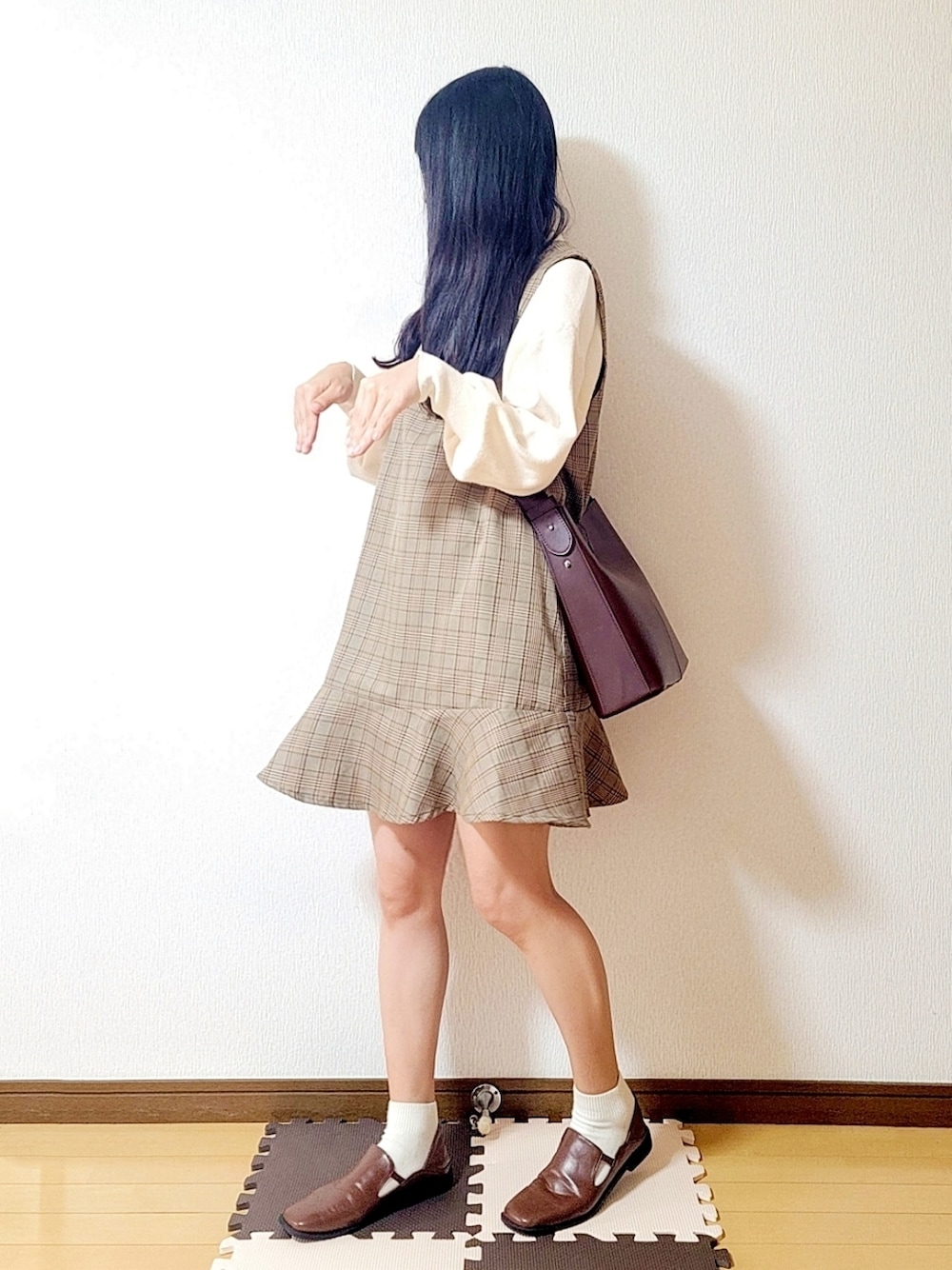 その他のワンピース、ブラウン系のショルダーバッグ、ブラウン系のその他シューズを着用したレディースの秋コーディネートの1枚目の写真