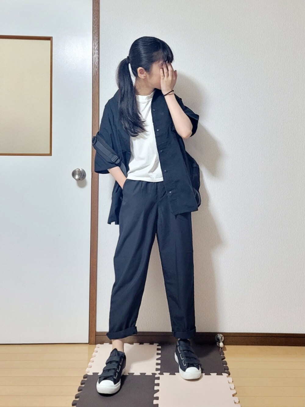 ホワイト系のTシャツ/カットソー、ブラック系のシャツ/ブラウス、ブラック系のその他パンツを着用したレディースの夏コーディネートの1枚目の写真