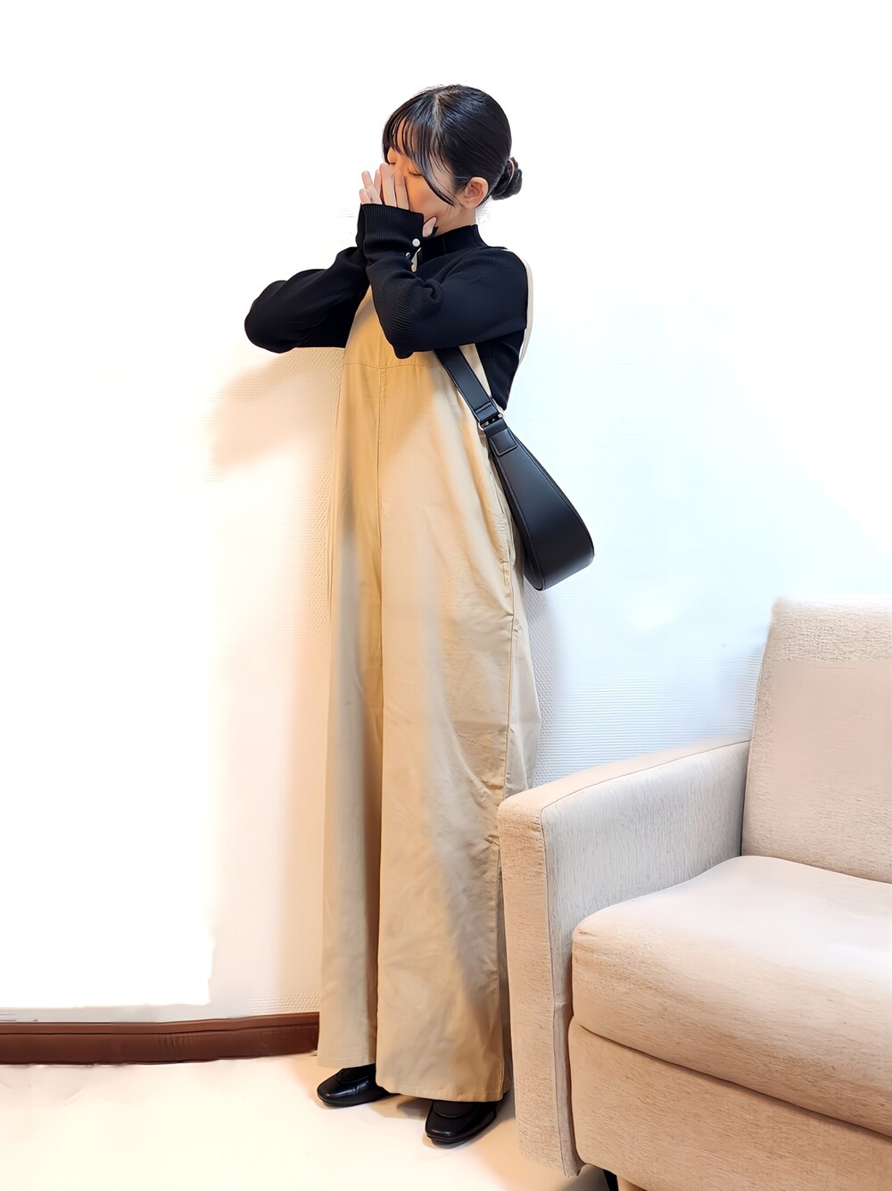 レザーの質感際立つワンハンドルバッグで大人シックコーデ UNIQLO】再販！レザータッチワンハンドルバッグが高見え！通勤に