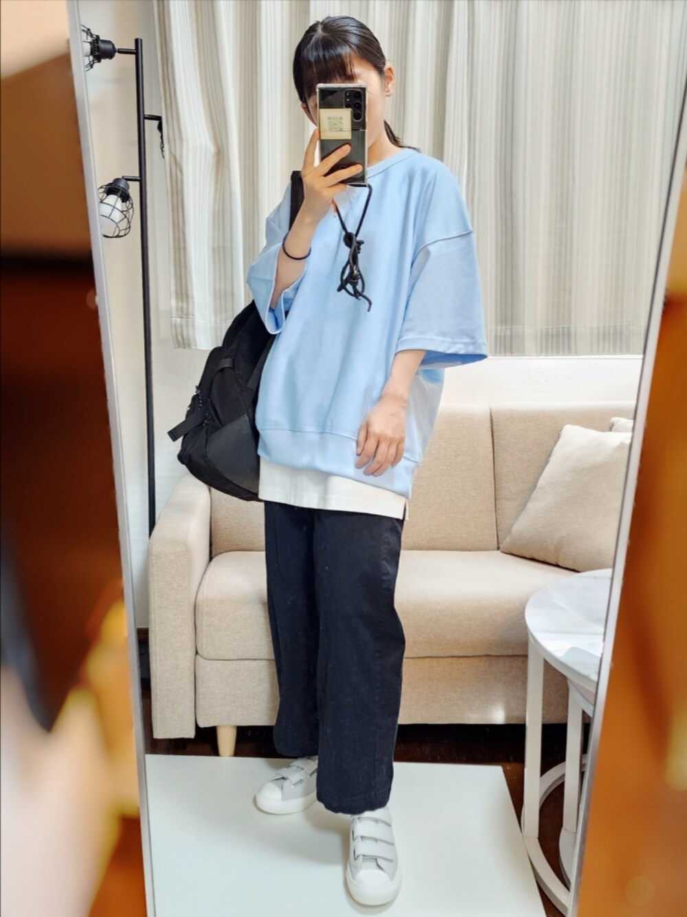 ブルー系のスウェット、ブラック系のバックパック/リュック、ブラック系のその他パンツを着用したレディースの春コーディネートの1枚目の写真