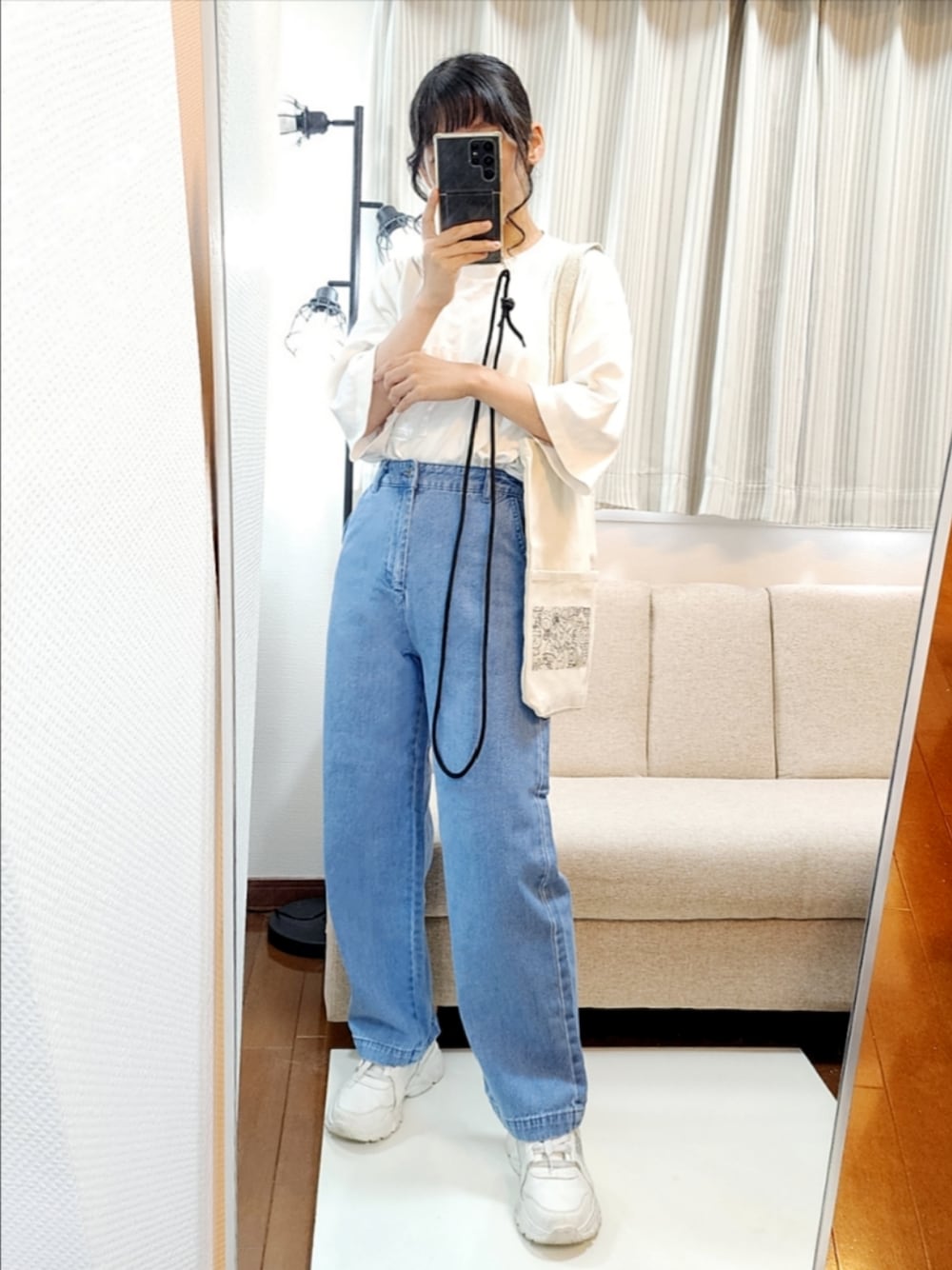 ホワイト系のTシャツ/カットソー、ブルー系のデニムパンツ、ホワイト系のスニーカーを着用したレディースの夏コーディネートの1枚目の写真