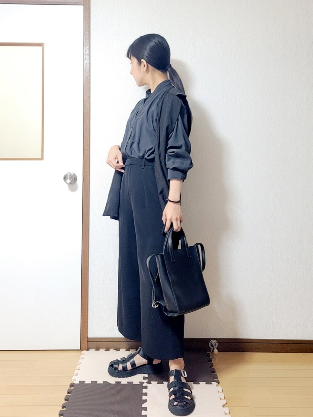 ブラック系のベスト、ブラック系のシャツ/ブラウス、ブラック系のパンツを着用したレディースの秋コーディネートの1枚目の写真