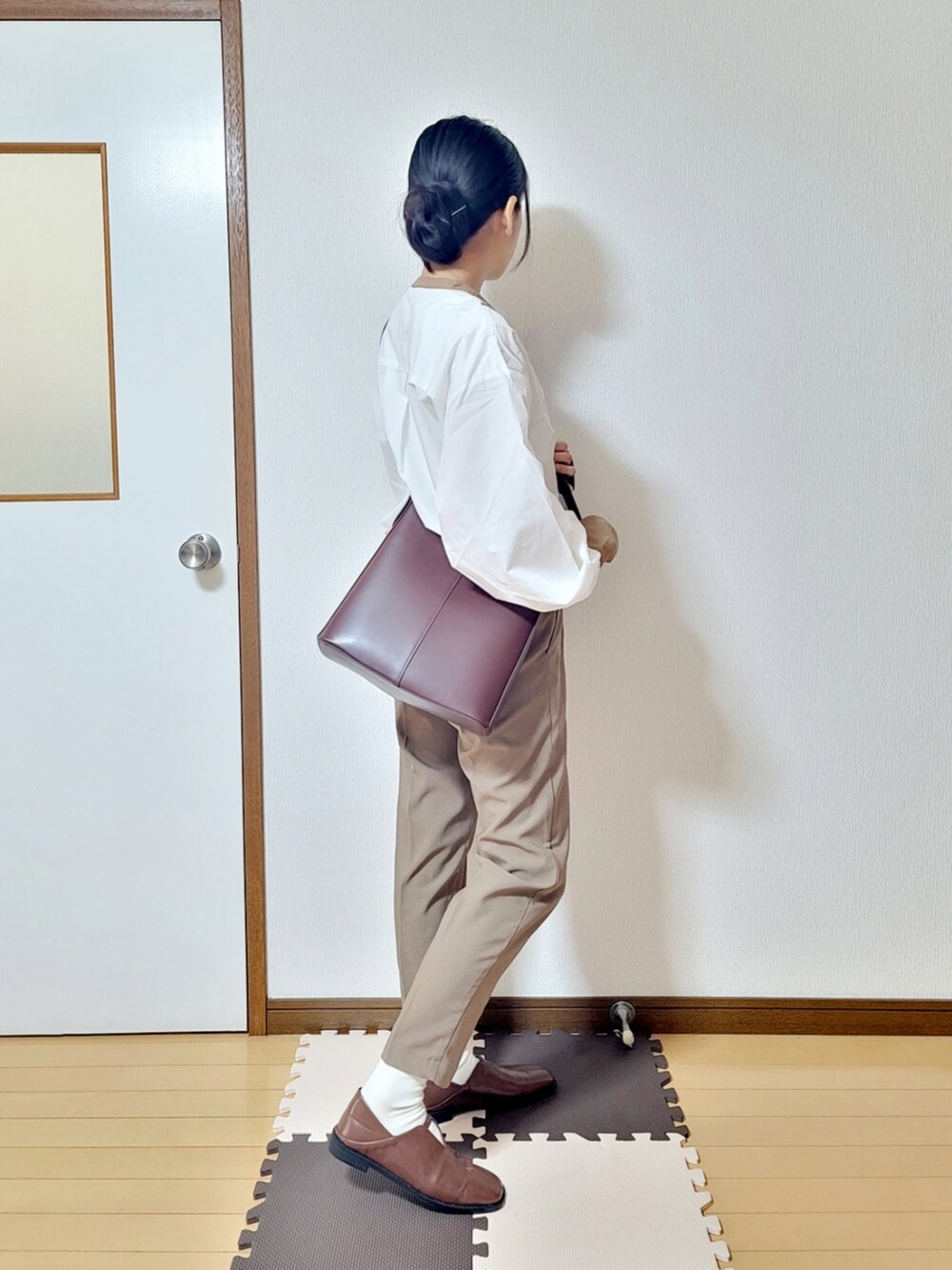 ホワイト系のシャツ/ブラウス、ブラウン系のショルダーバッグ、ブラウン系のその他パンツを着用したレディースの春コーディネートの2枚目の写真